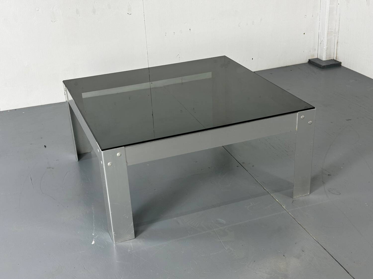 Table basse en aluminium et verre minimaliste de style moderniste du milieu du siècle, années 1970.