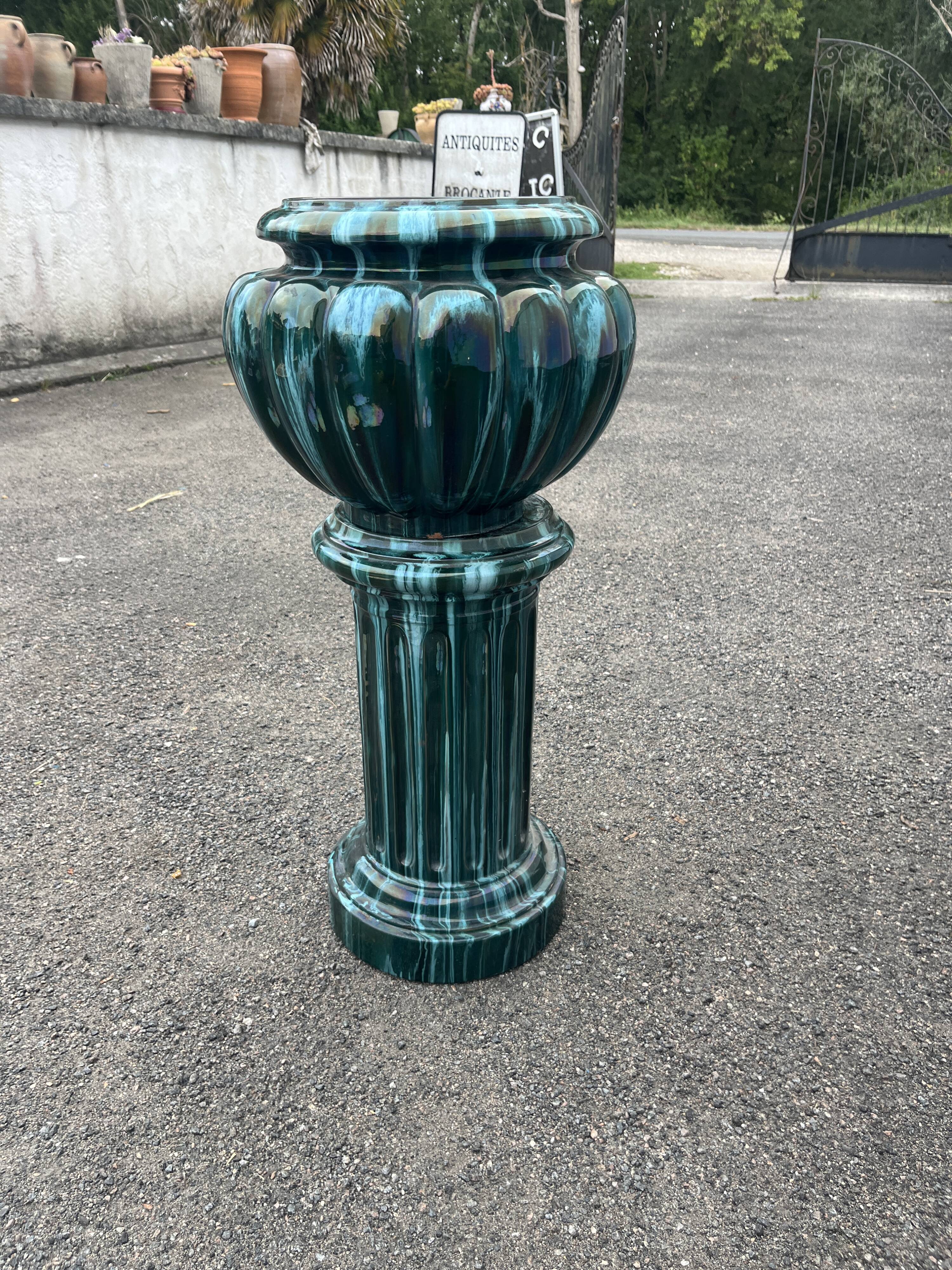 Large cache-pot on a ceramic column – In the style of Clément