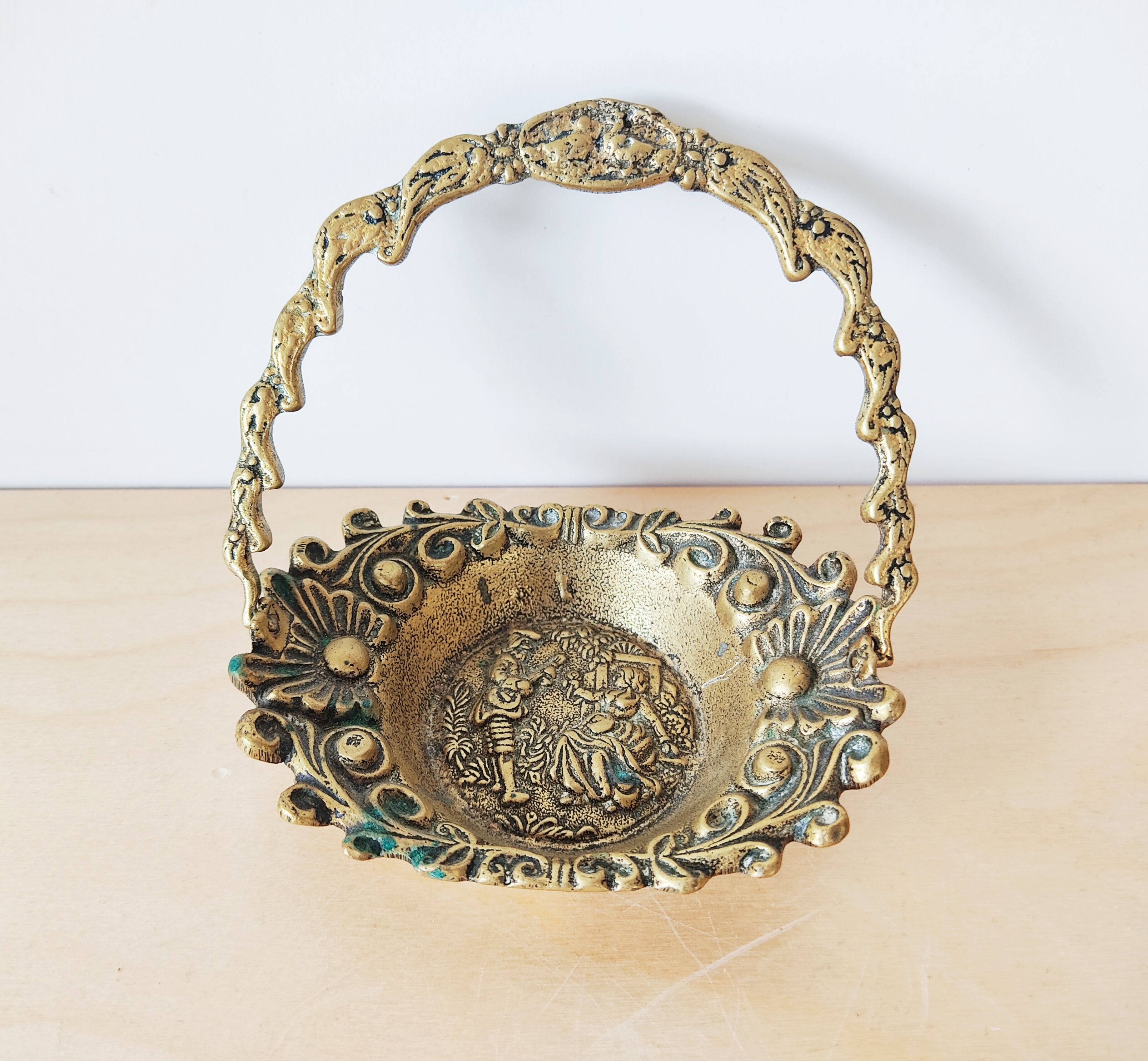 Empty bronze basket pocket with gallant stage décor