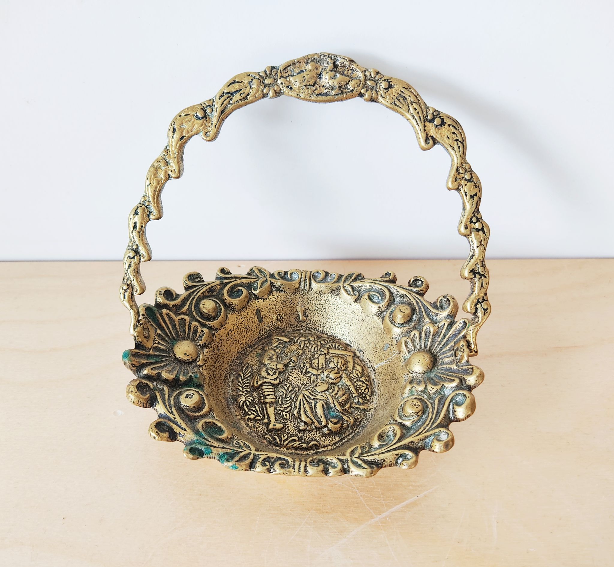 Empty bronze basket pocket with gallant stage décor