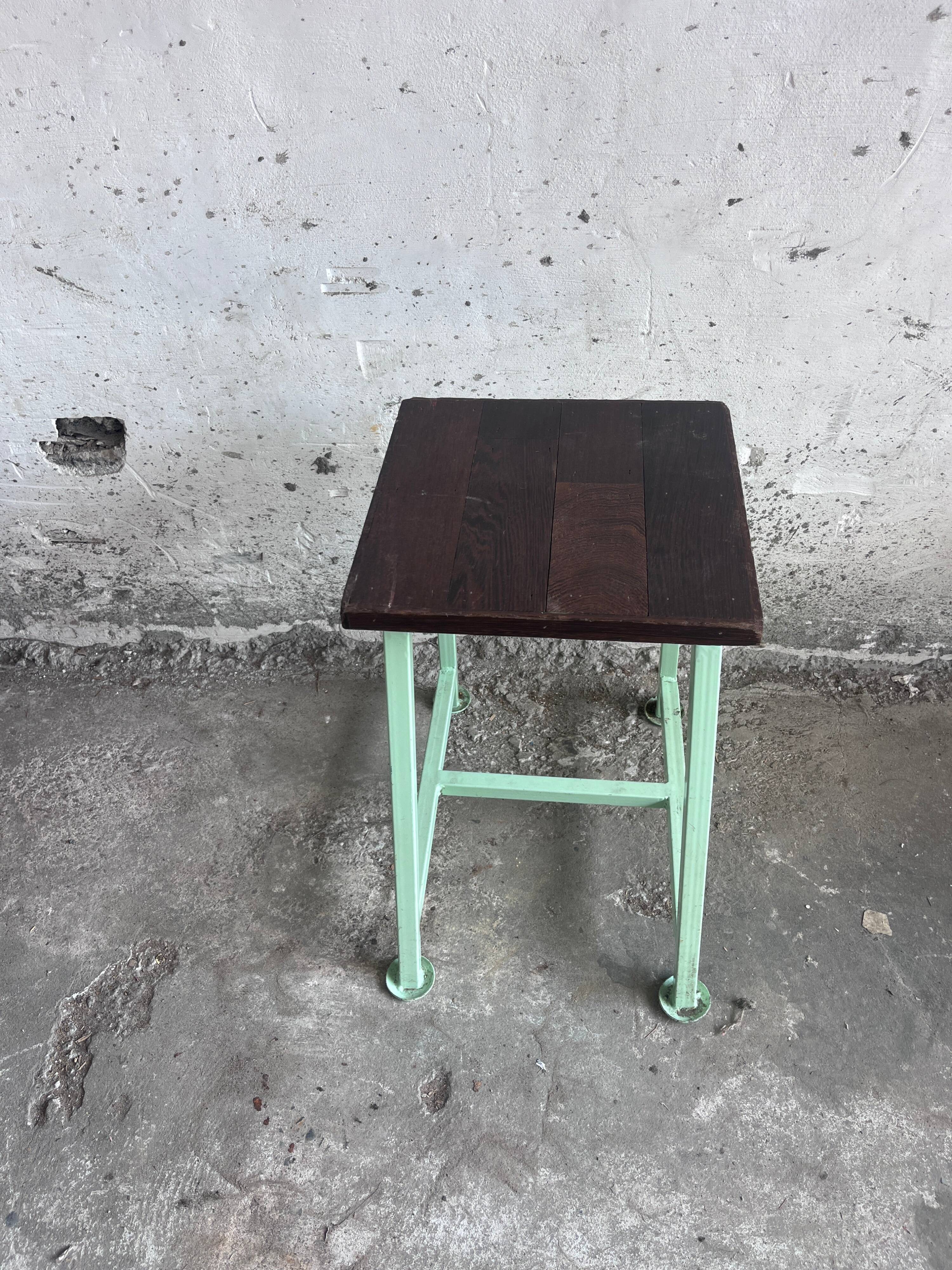 Bancs et tabourets industriels vintage, lot de 9, années 1950–1960
