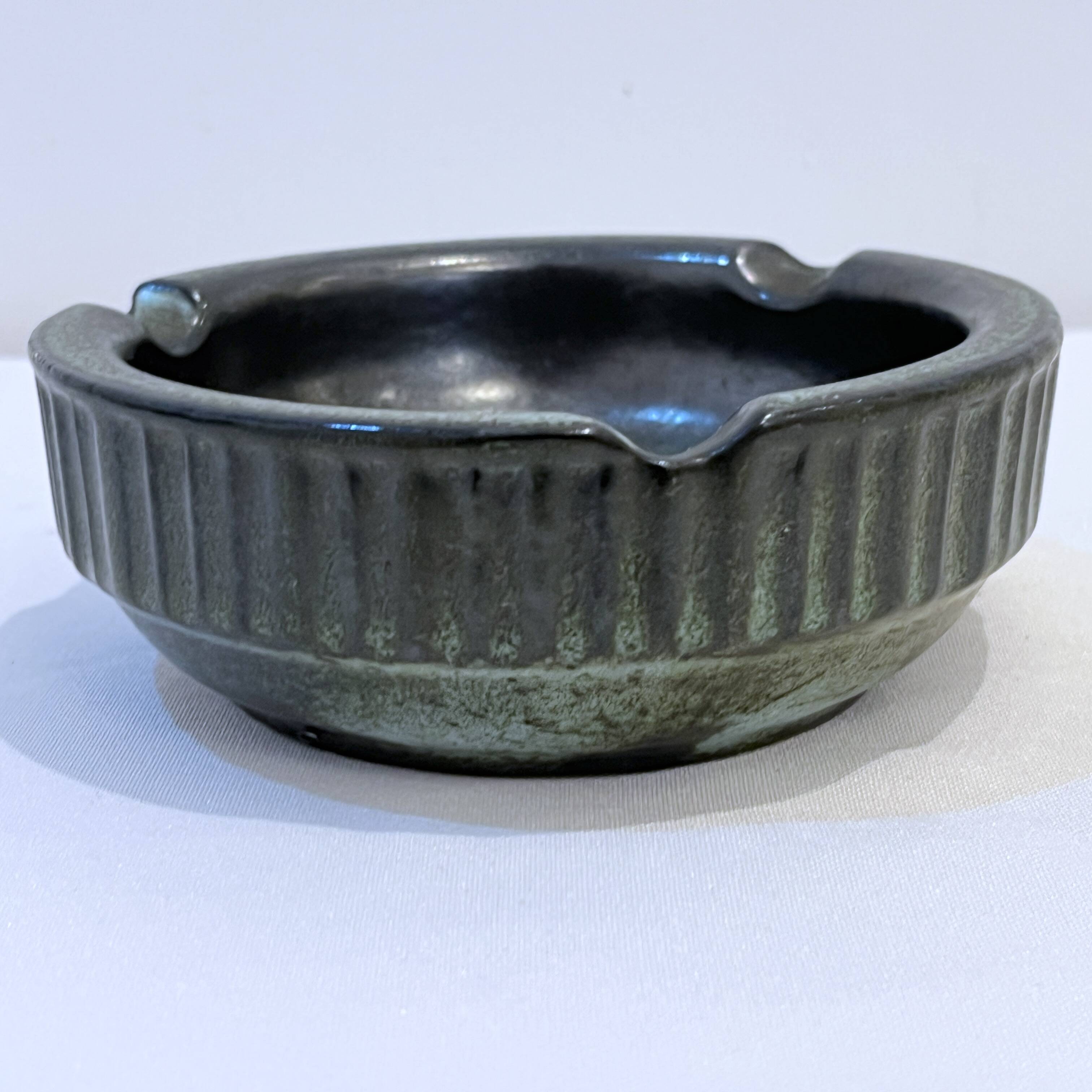 Cendrier brutaliste en céramique grès vert foncé  1950 West Germany vintage
