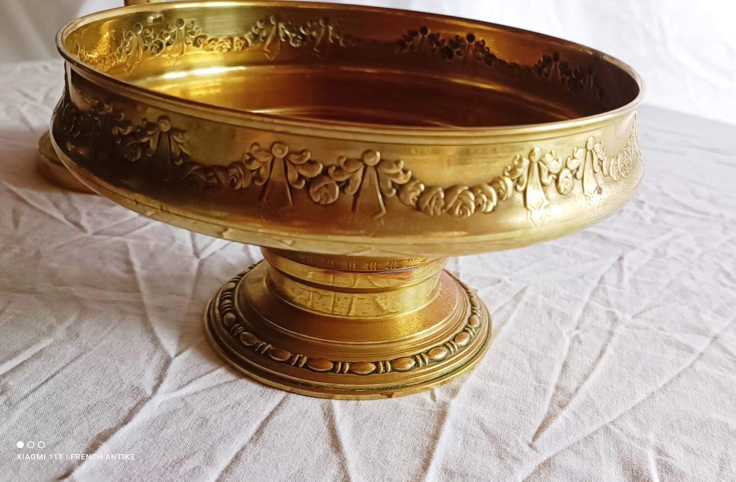 Fruit bowl, basket on foot, compote dish in embossed brass.