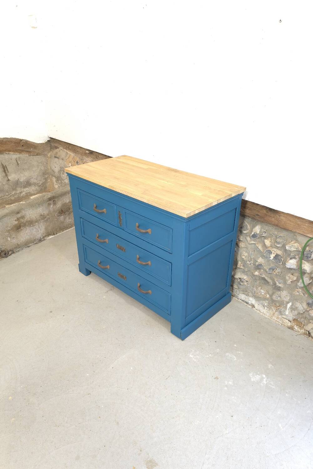 Commode ancienne bleue et dessus chêne