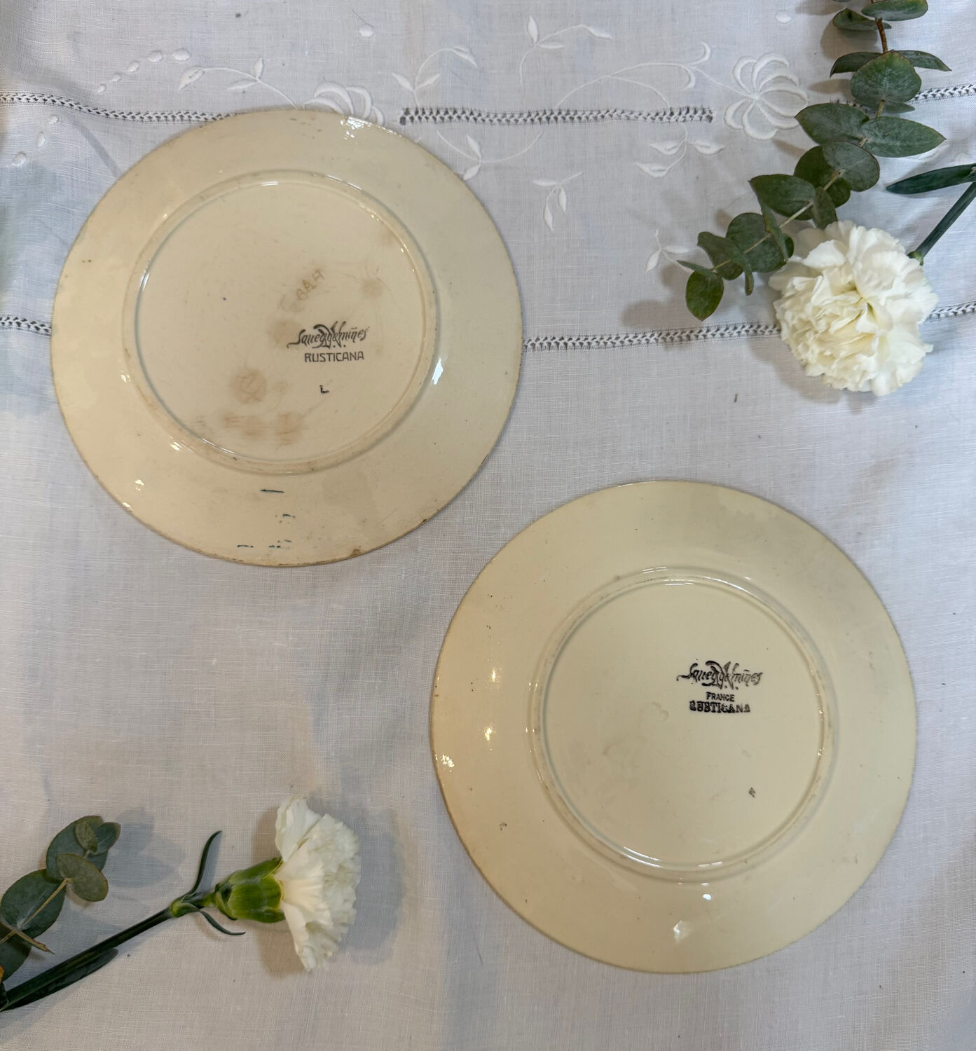 Lot of two Sarreguemines plates.