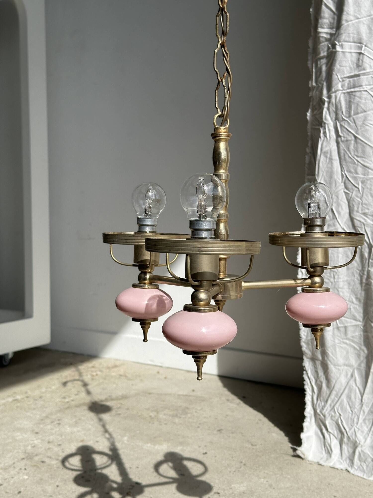 Petit lustre rose et doré à 3 bras de lumières
