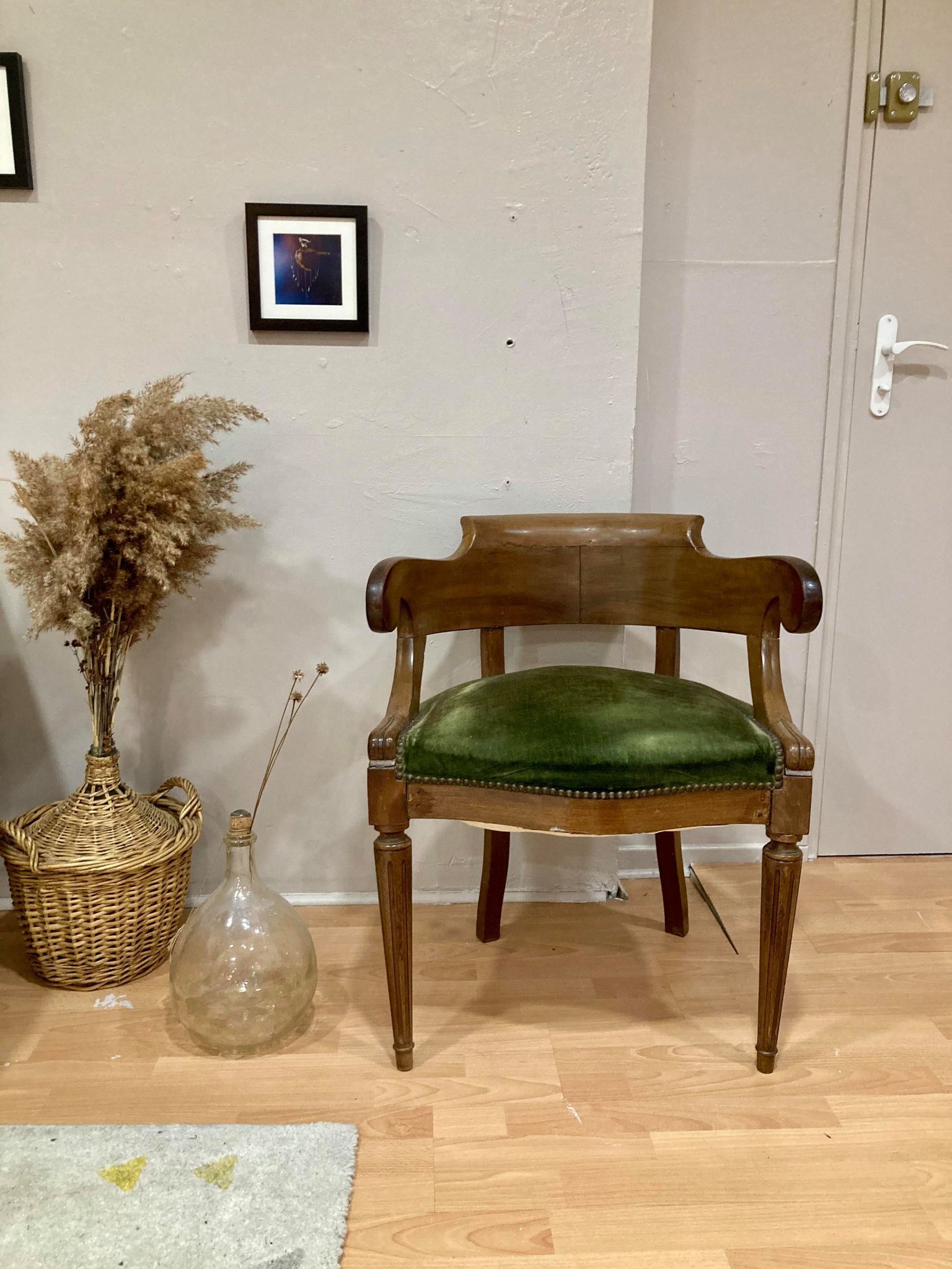 Velvet seated convertible-style chair