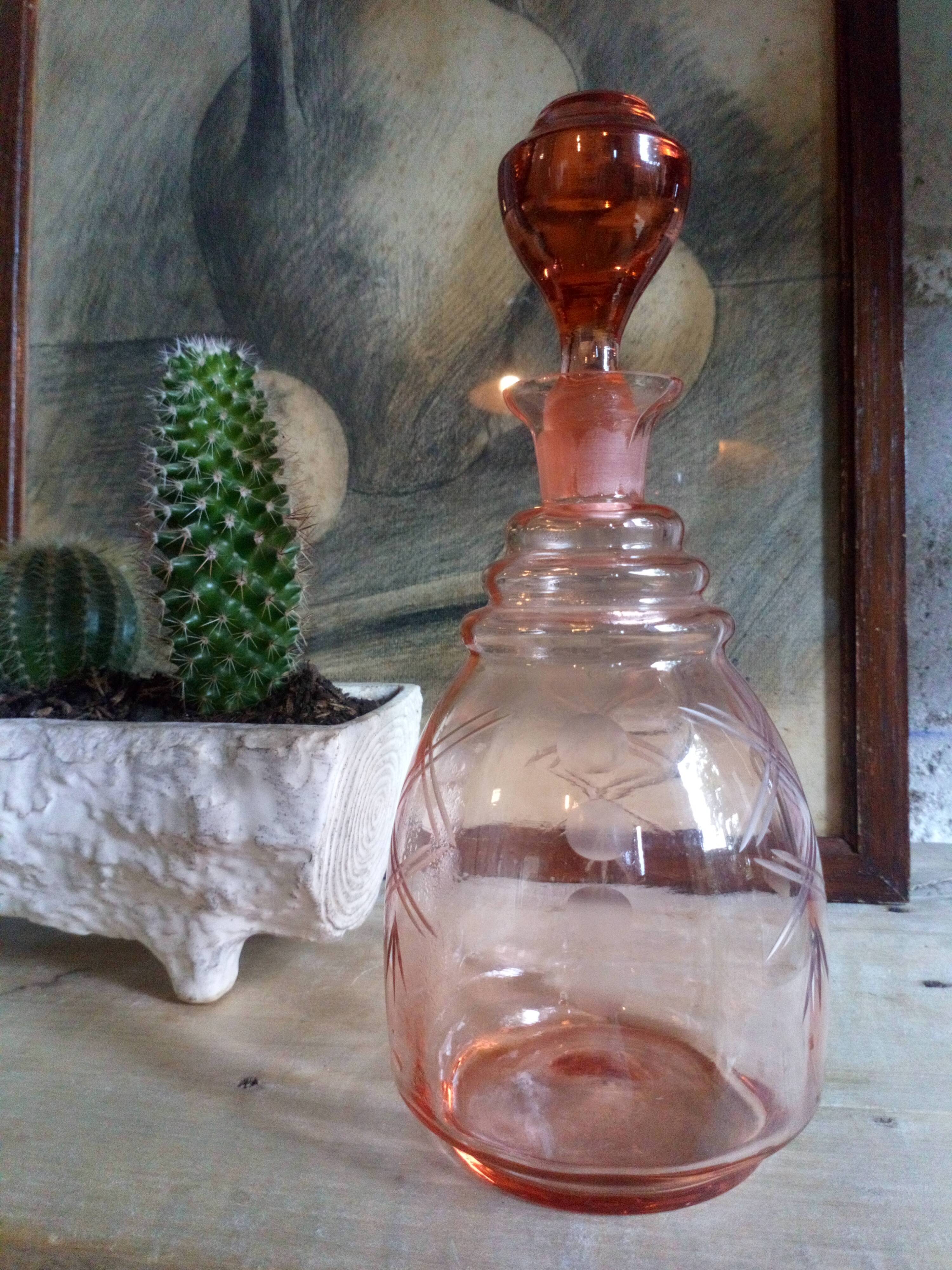 Carafe en verre gravé rose