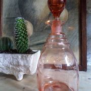 Carafe en verre gravé rose