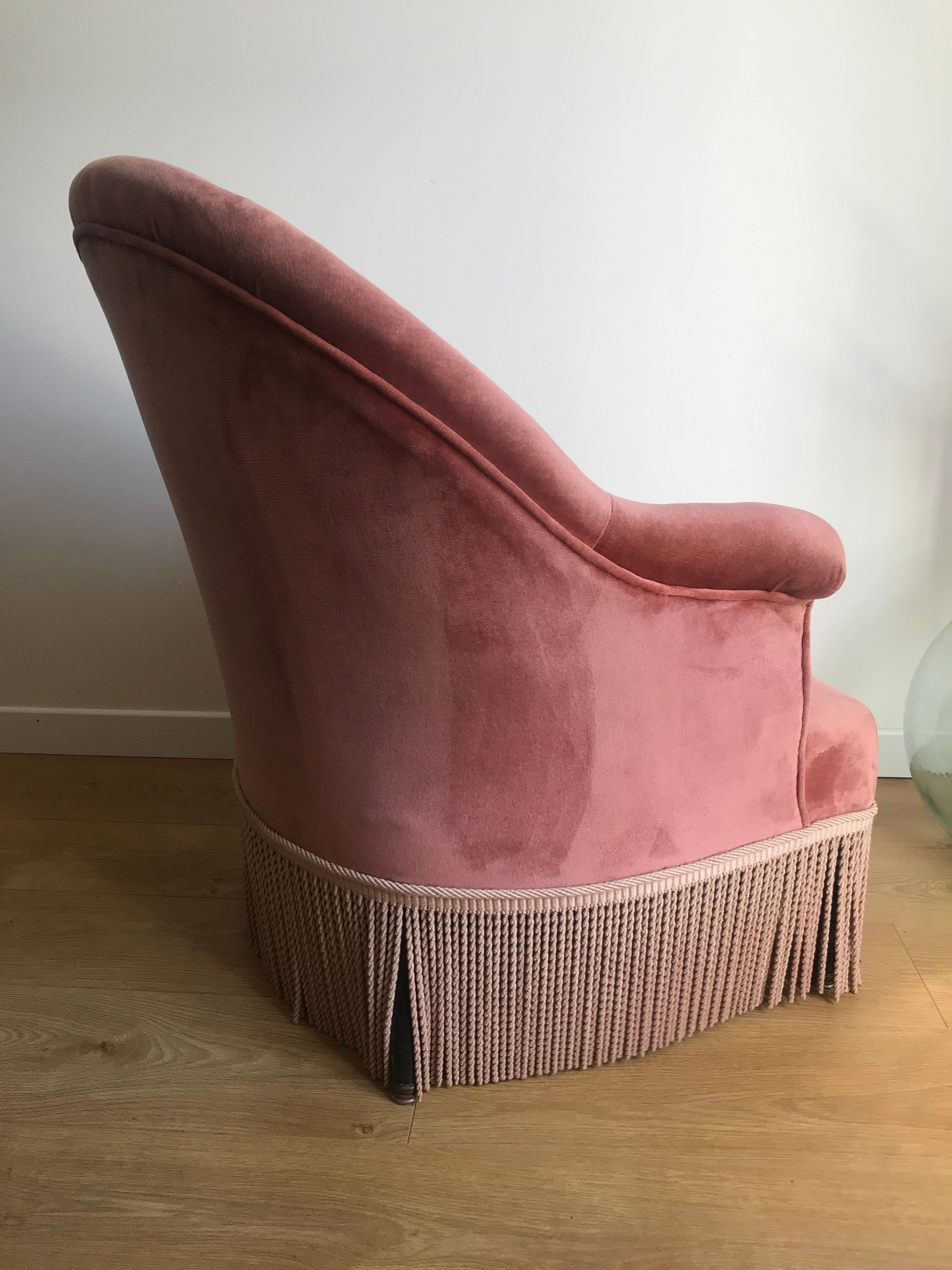 Fauteuil crapaud vintage rose en velours a franges