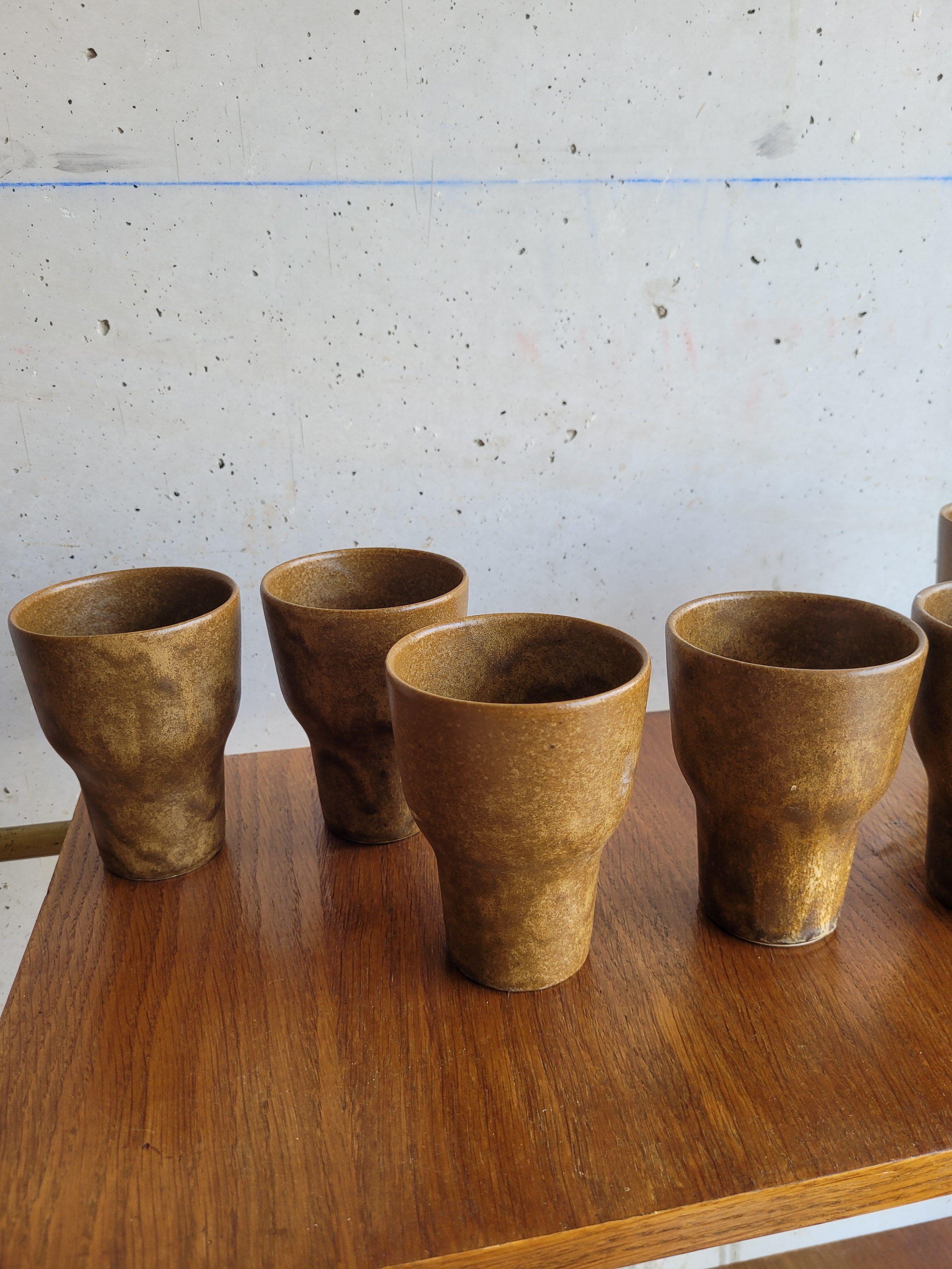 Set of 8 flared glasses in brown sandstone