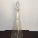 Pyramid carafe with white geometric patterns and its cap