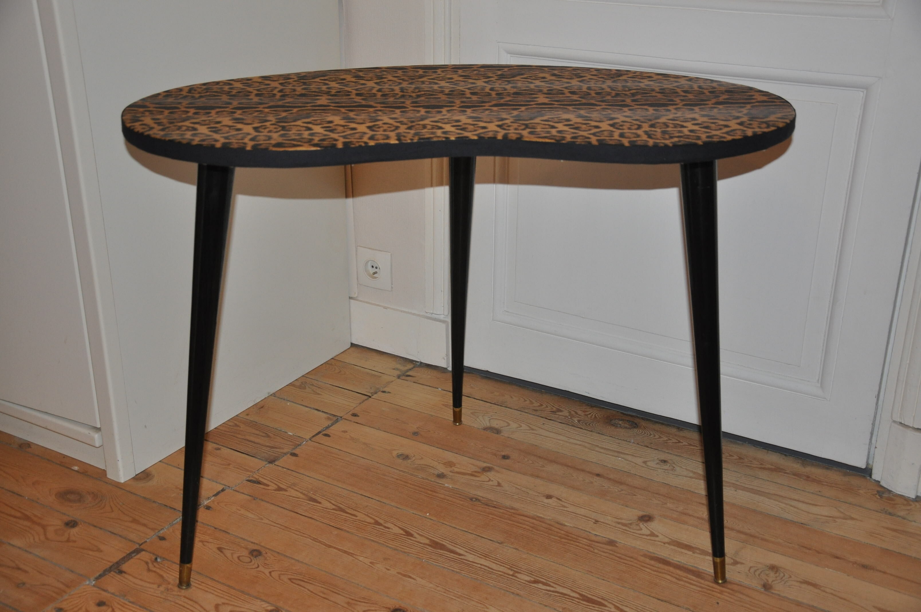 Table tripod shape vintage bean