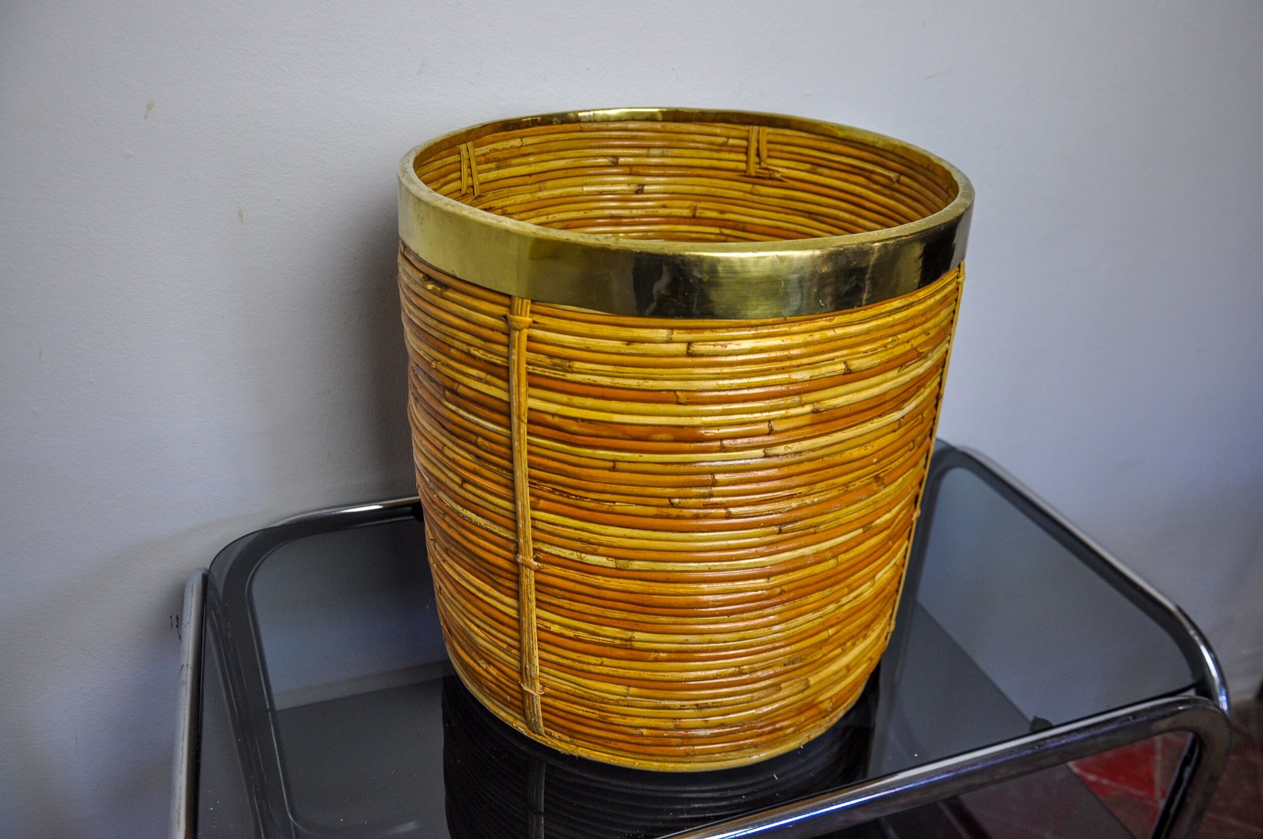 XL basket in rattan and brass, Italy, 1970, 36cm Diam