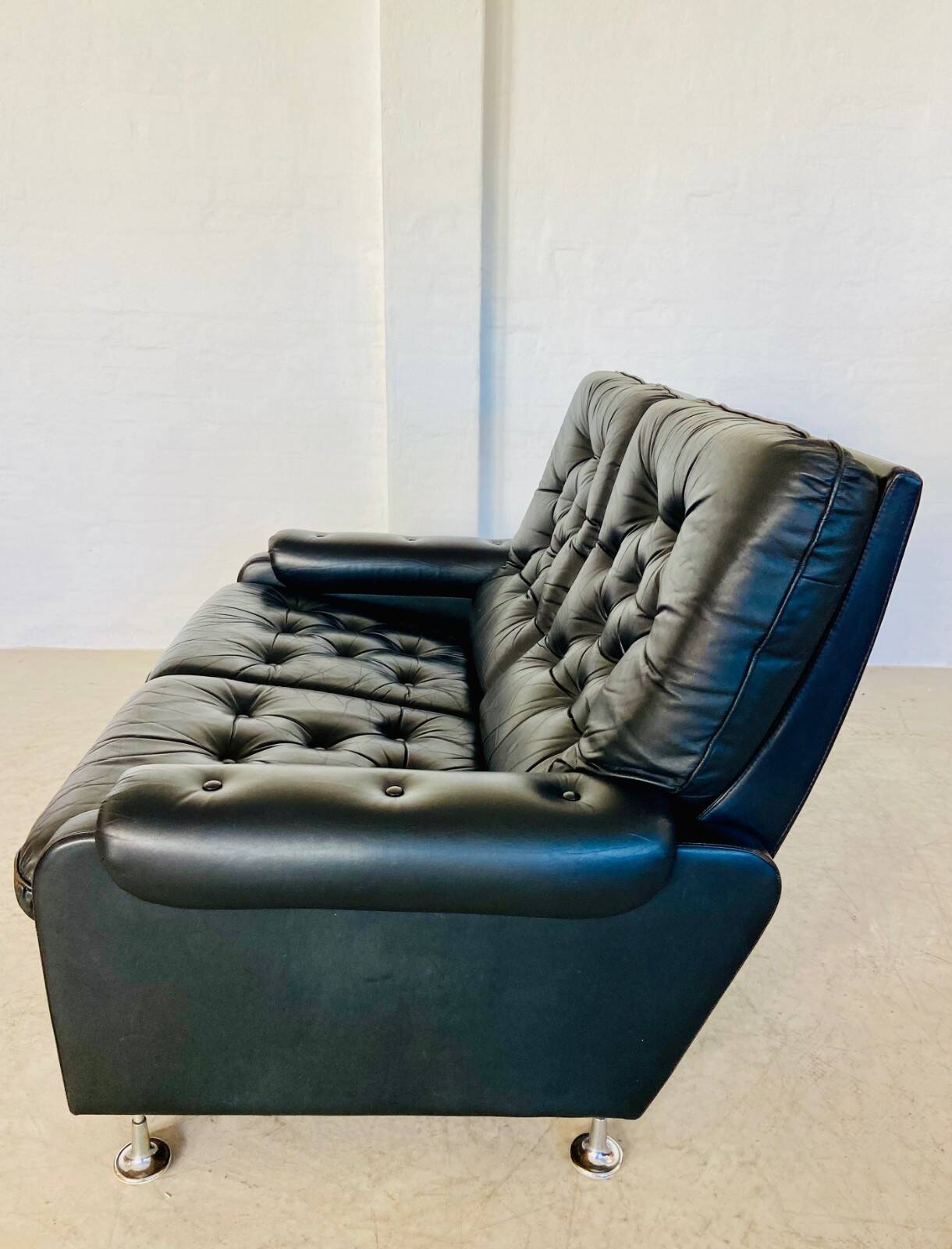 Canapé en cuir noir à boutons, vintage rétro danois pour 2 personnes, années 1970.