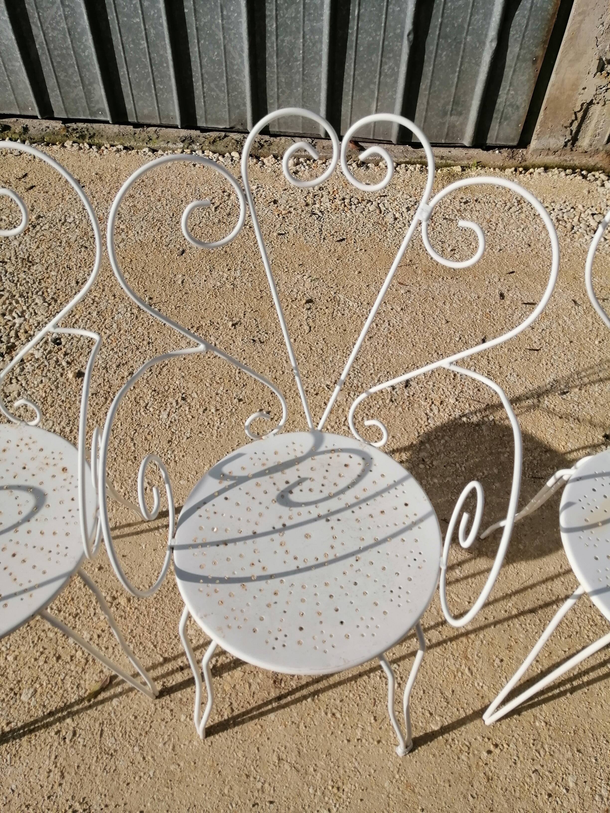 Garden furniture in white metal