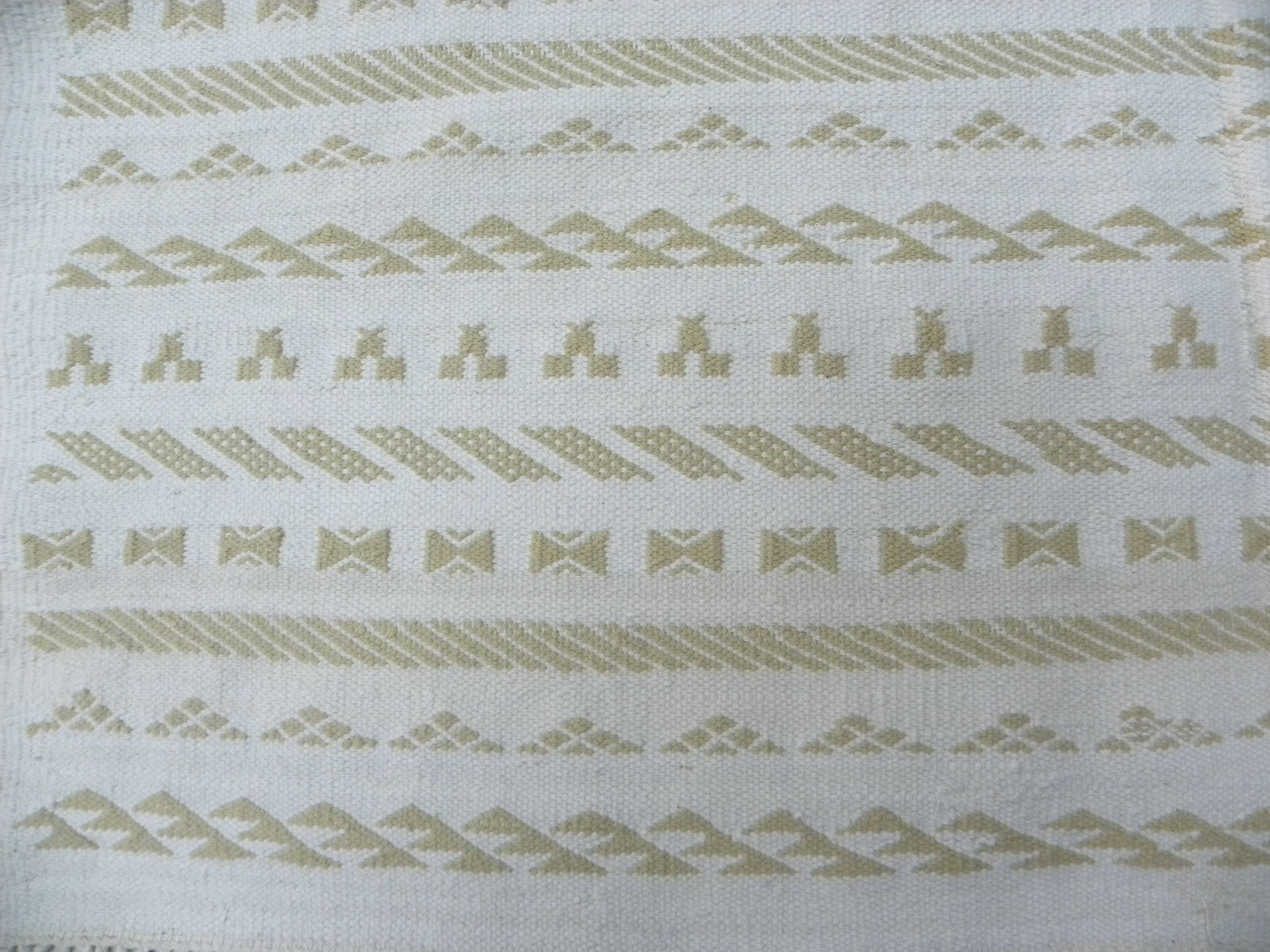 Tapis kilim berbère minimaliste beige écru fait main en laine