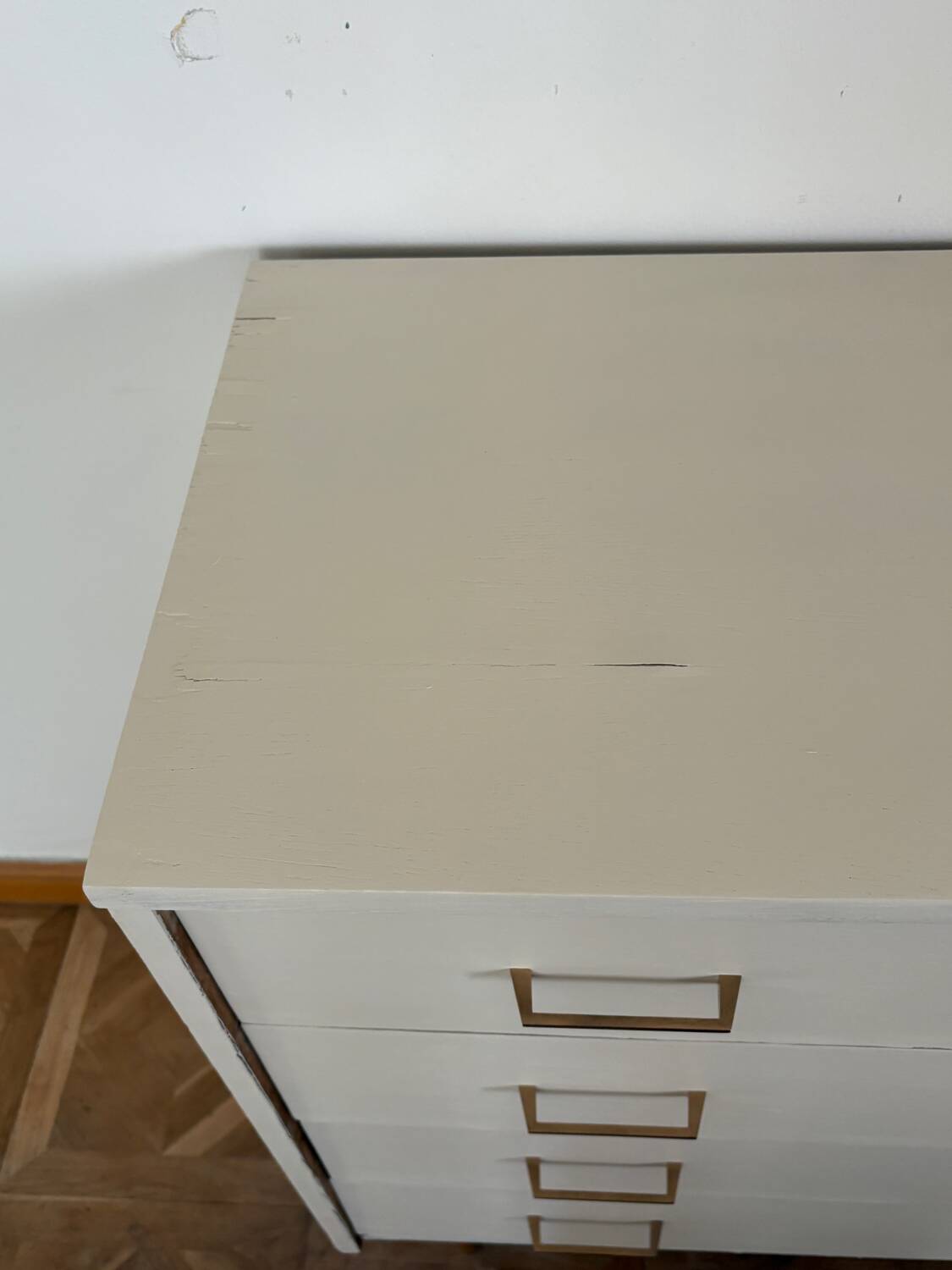 Linen chest of drawers with tapered legs