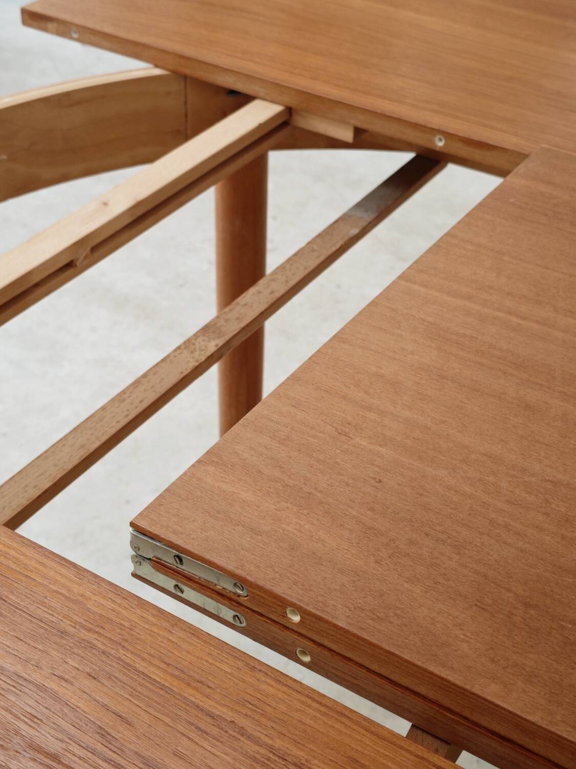 Round extending table, light oak, East Germany, 1960s