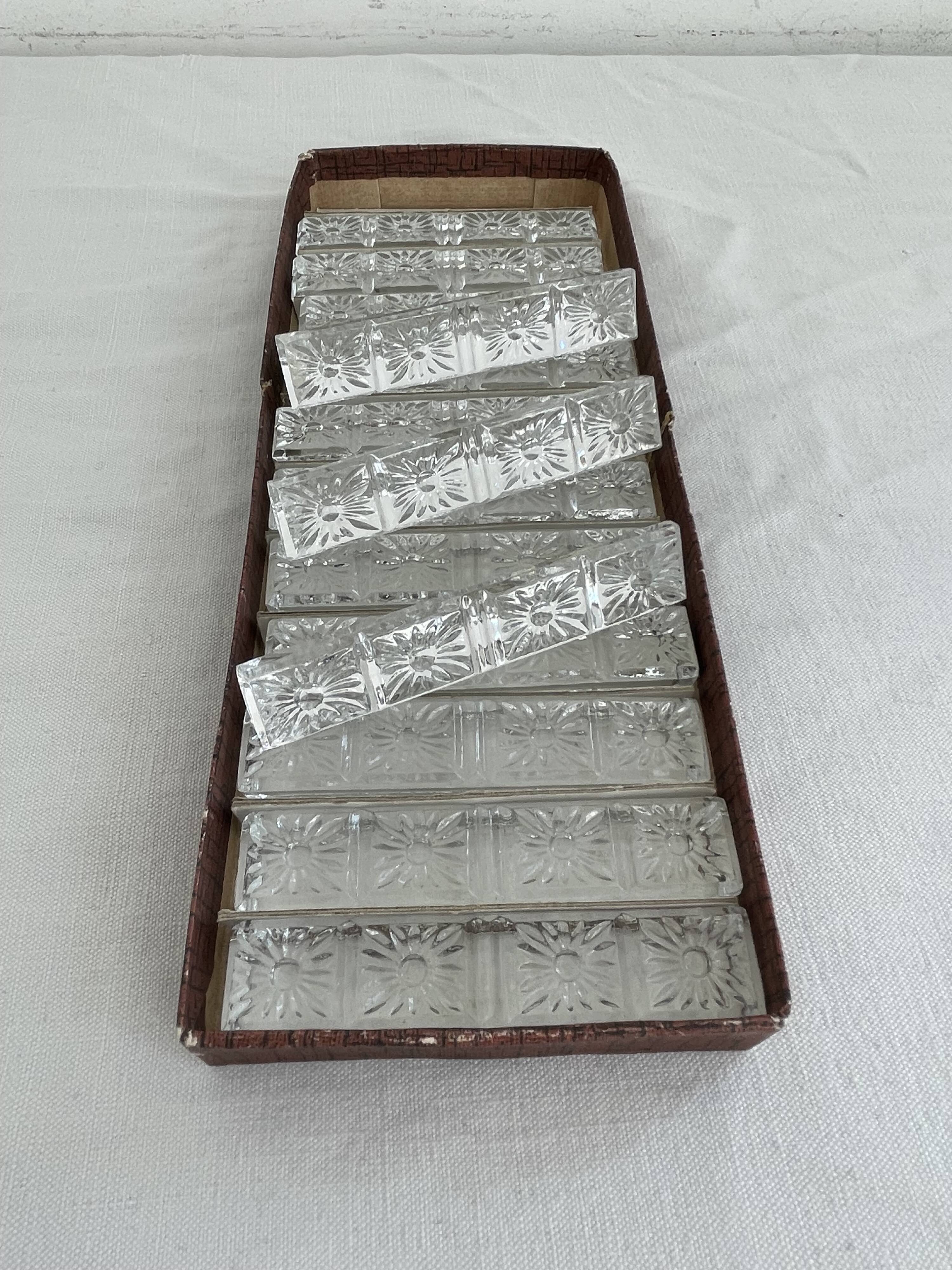 Porte-couteaux en cristal, Motif floral en relief, Art de la table vintage
