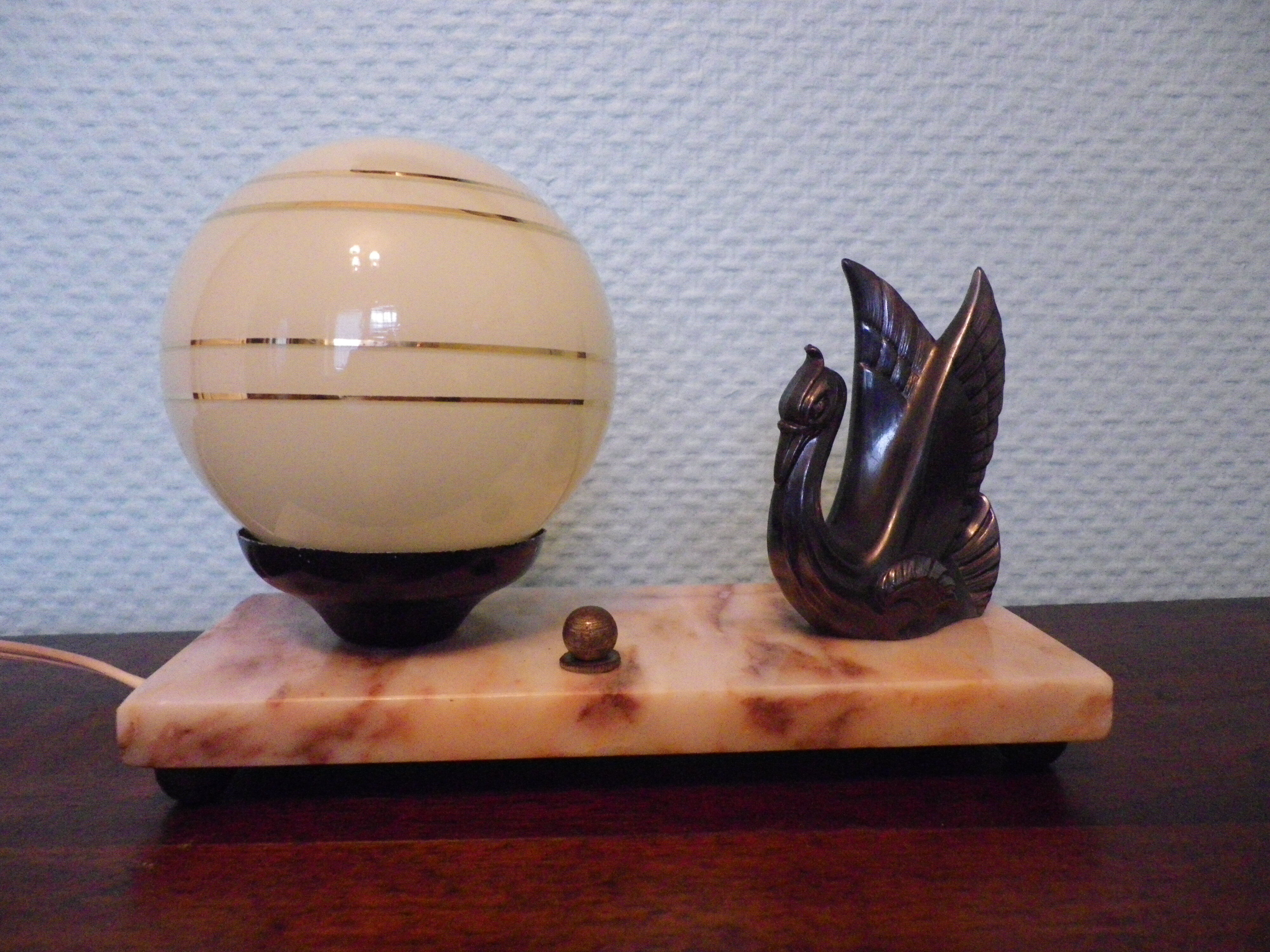 Art deco table lamp 1920/1940, marble, opaline, regulated swan