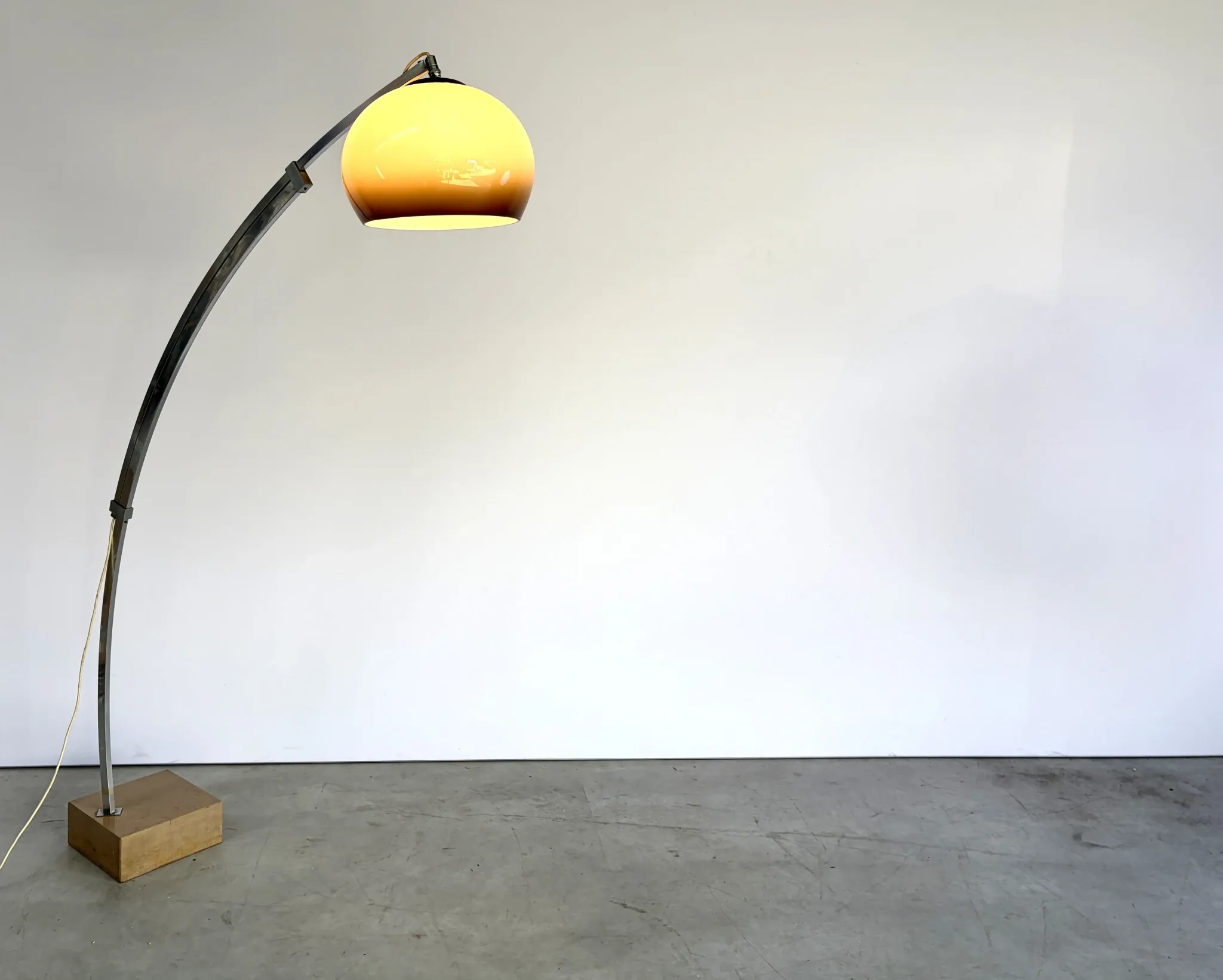 Grand lampadaire à arc extensible, années 1970