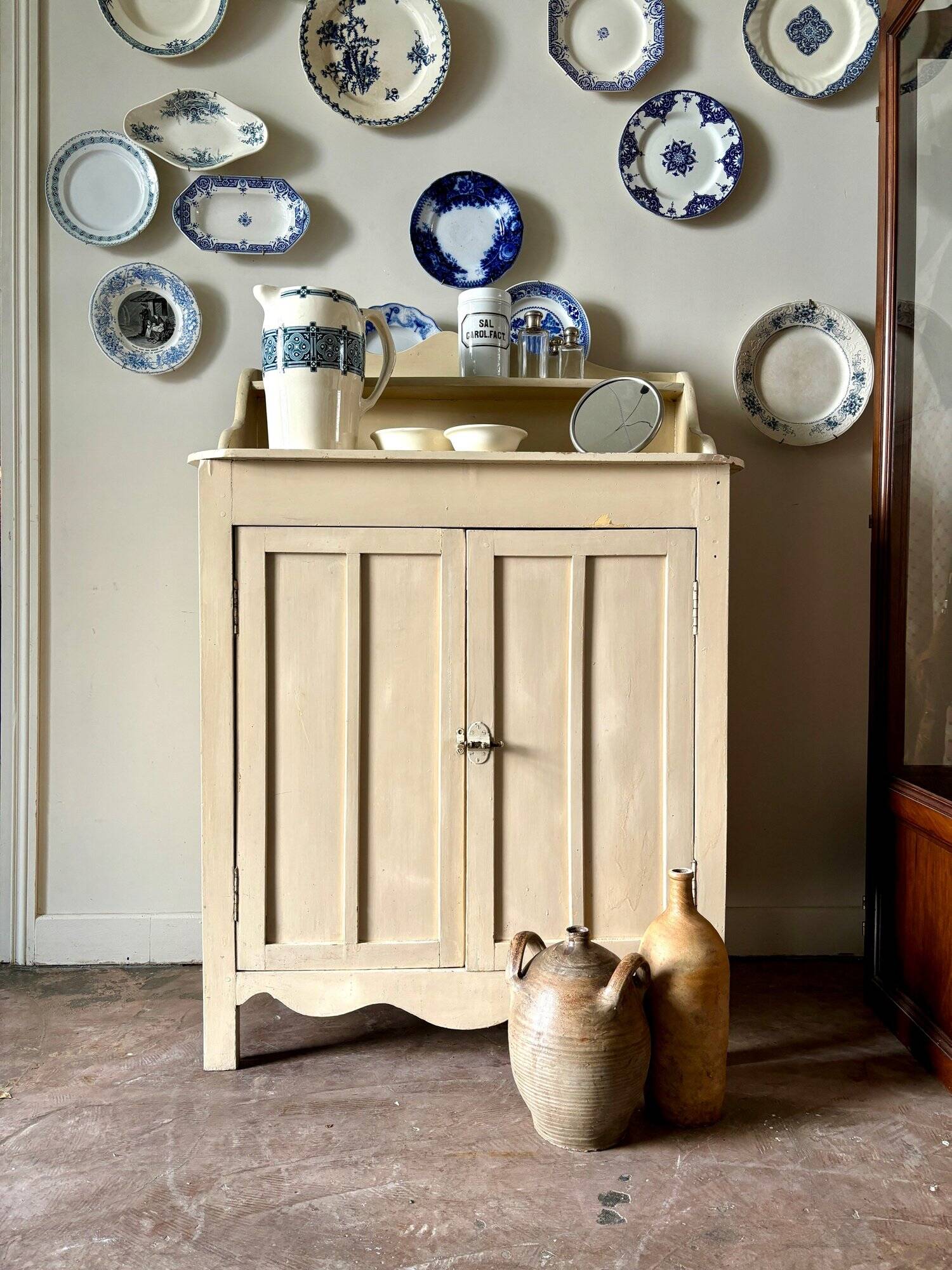 Confiturier, buffet 2 portes en bois beige