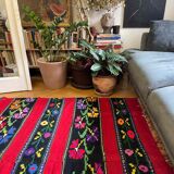Tapis roumain en laine, fond rouge avec de délicates fleurs colorées