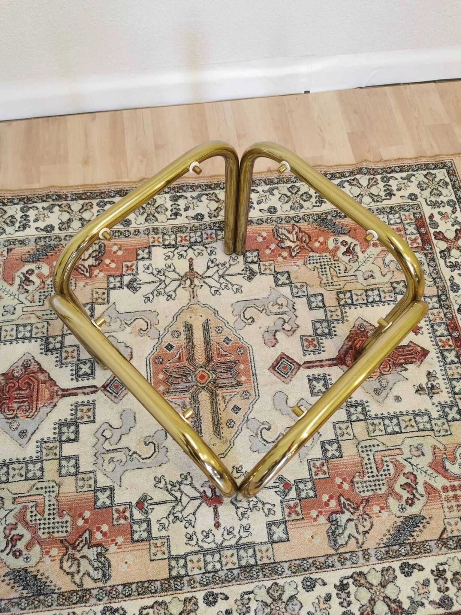 Table basse italienne vintage : laiton et verre fumé, style moderne du milieu du siècle