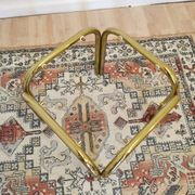 Table basse italienne vintage : laiton et verre fumé, style moderne du milieu du siècle