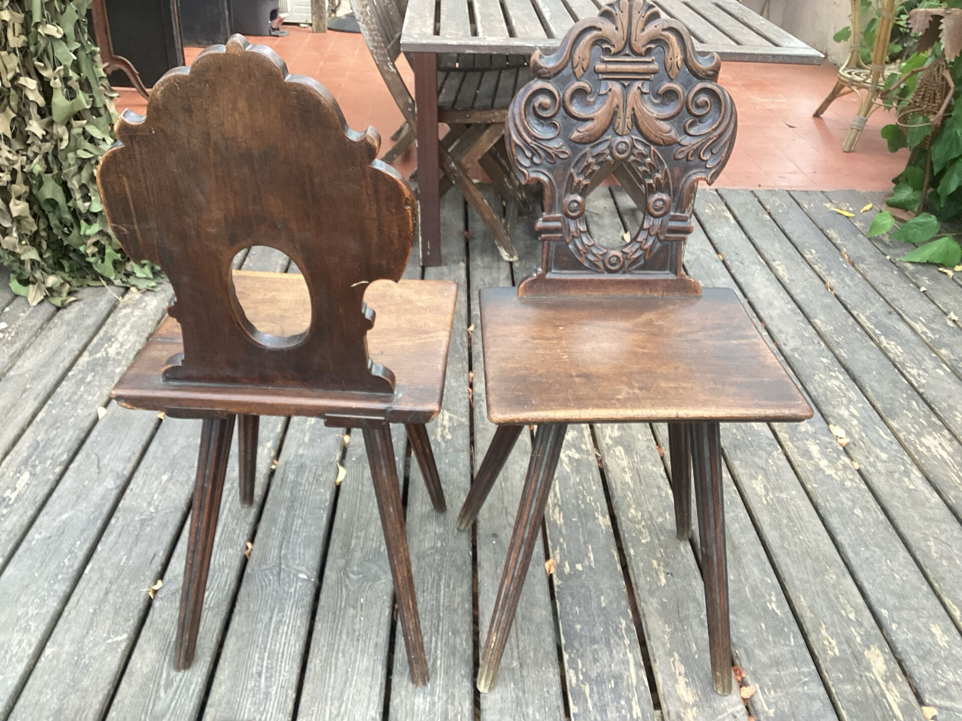 Pair of Alsatian chairs from the late 18th century with carved backs.