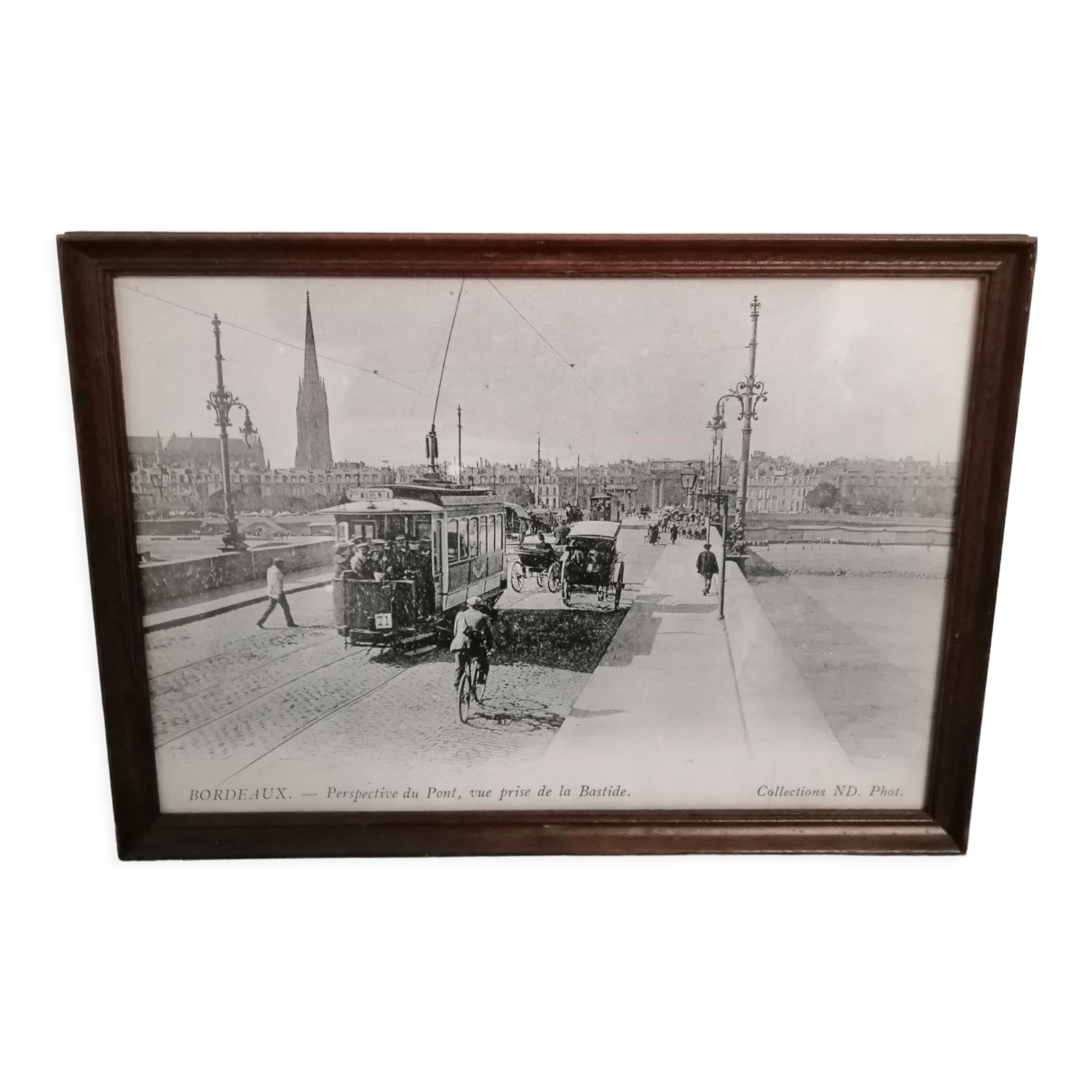 Photograph the tramway on pont de la garonne frames