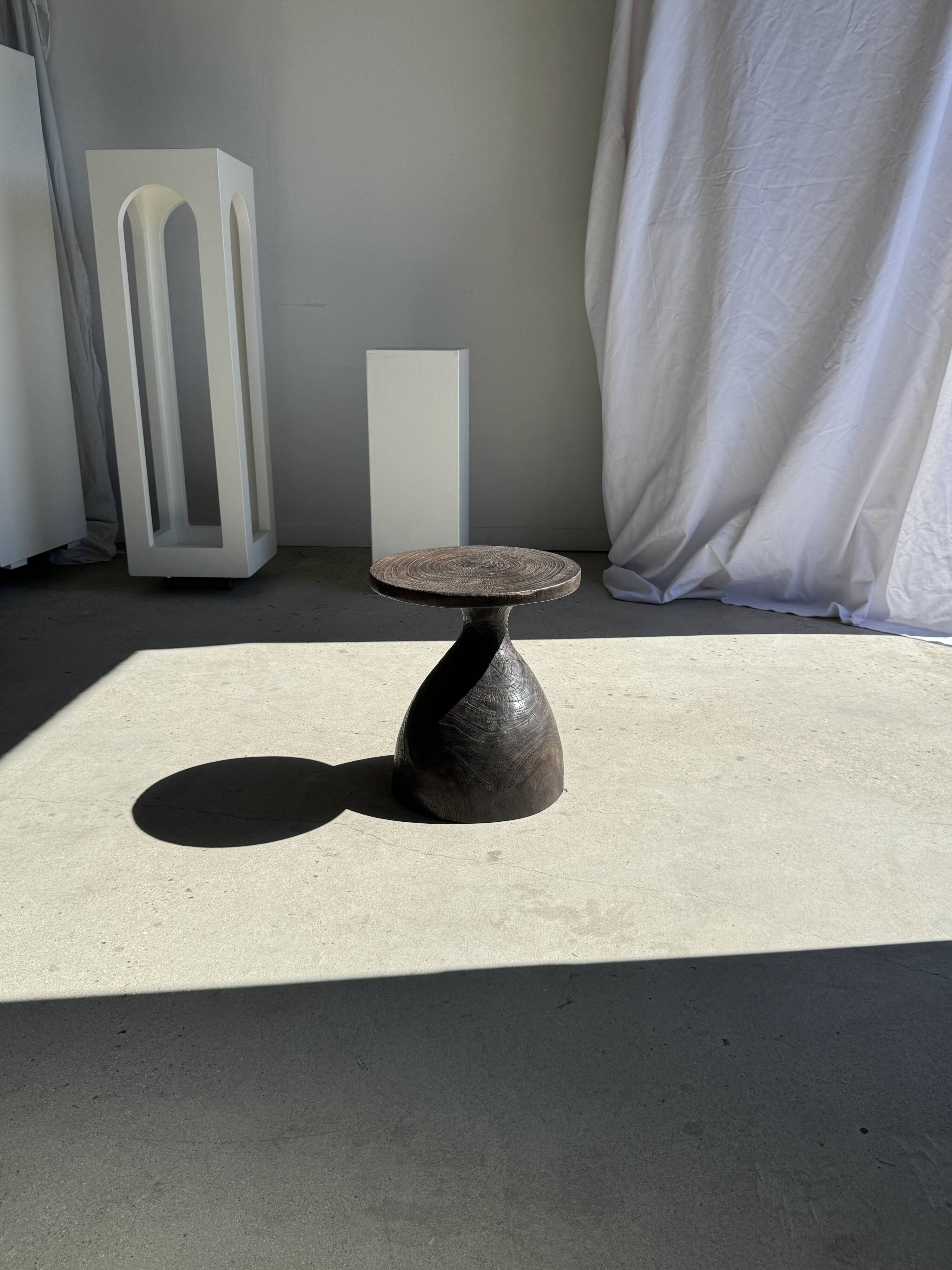 Sexy Neck - Solid wood (monoxyle) brown side table