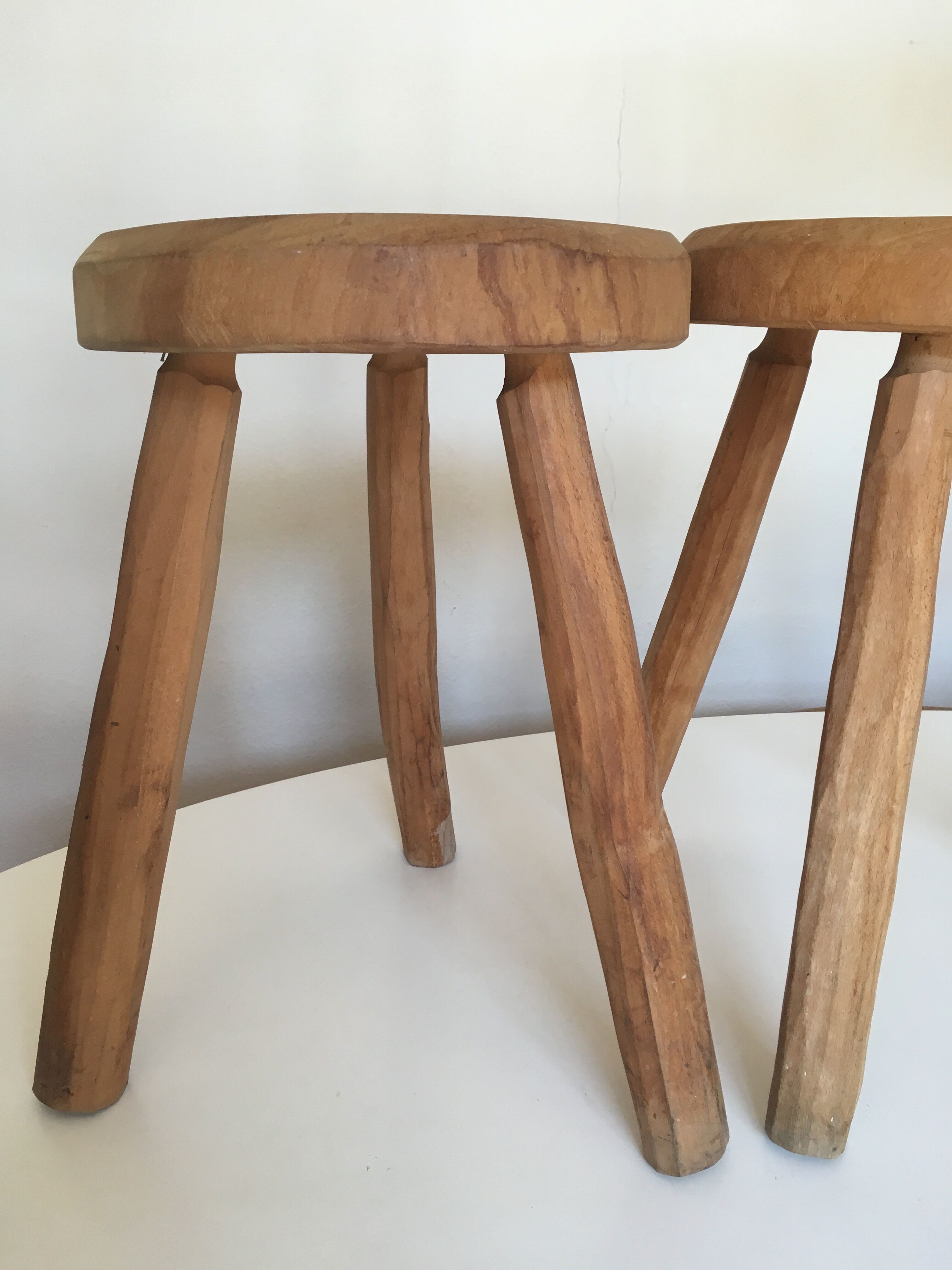 Pair of tripod stools of farm in raw Elm