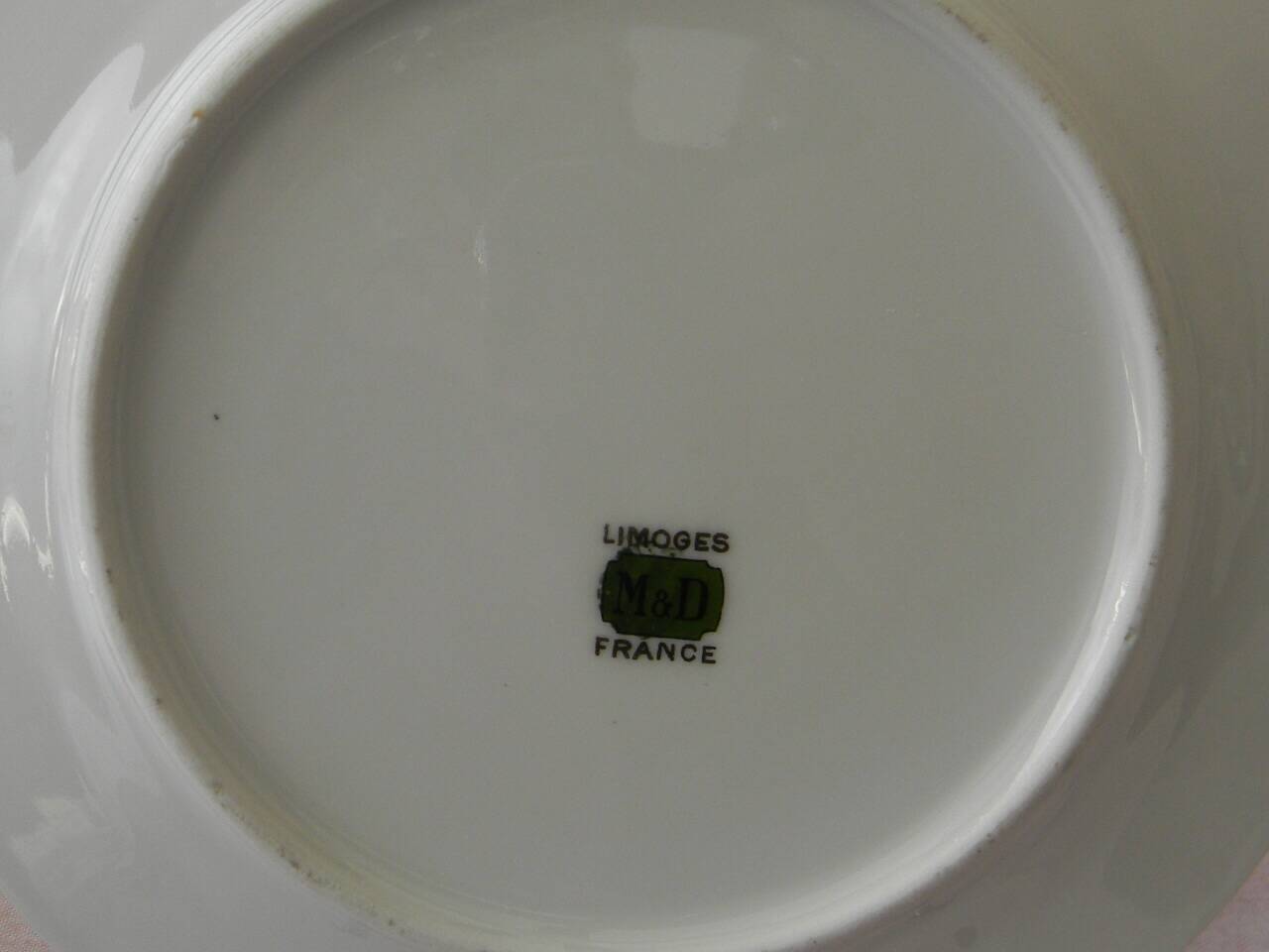 Lot de 12 assiettes à dessert en porcelaine de limoges.