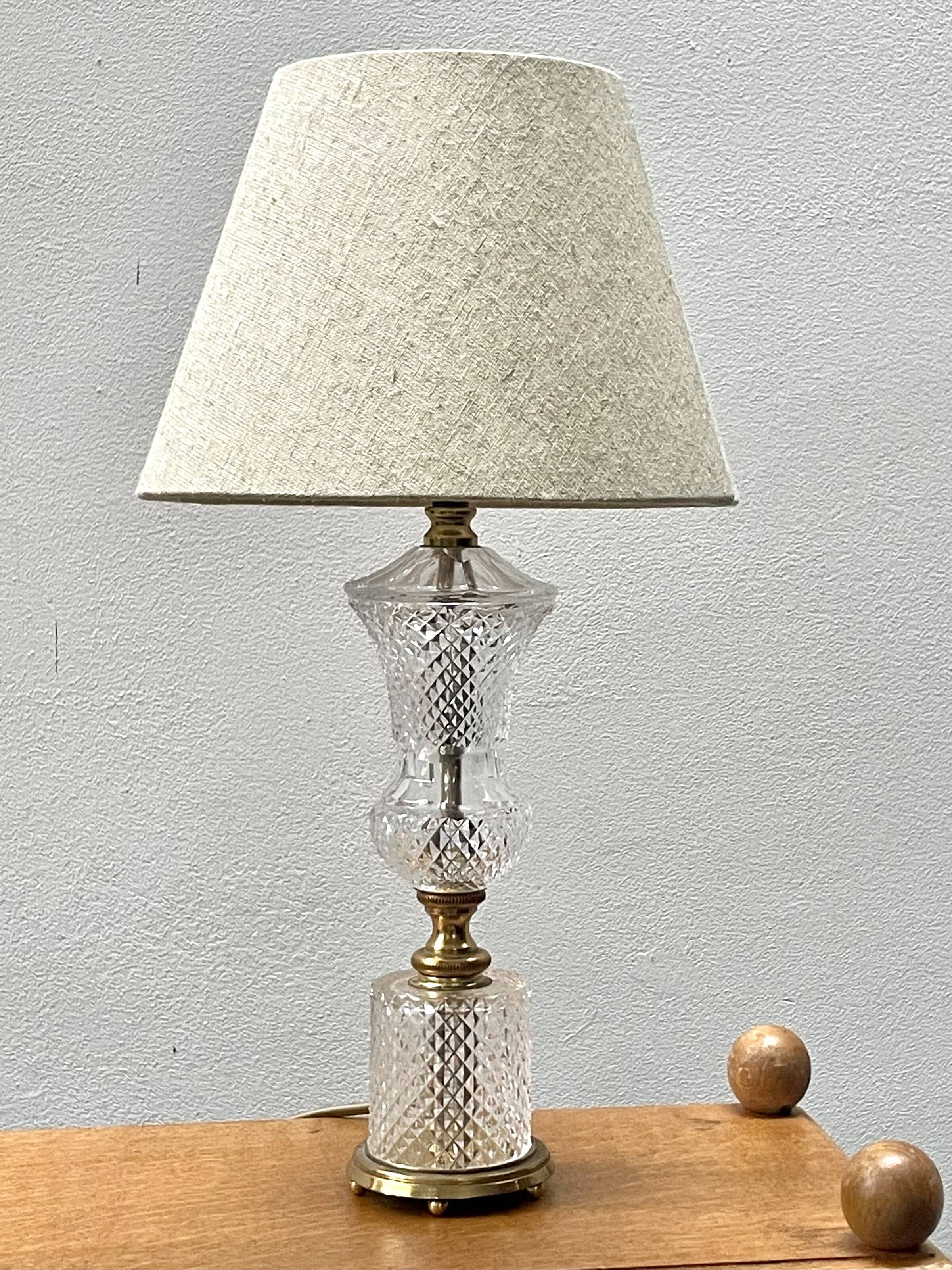 Lampe de table en verre taillé et laiton, circa 1950