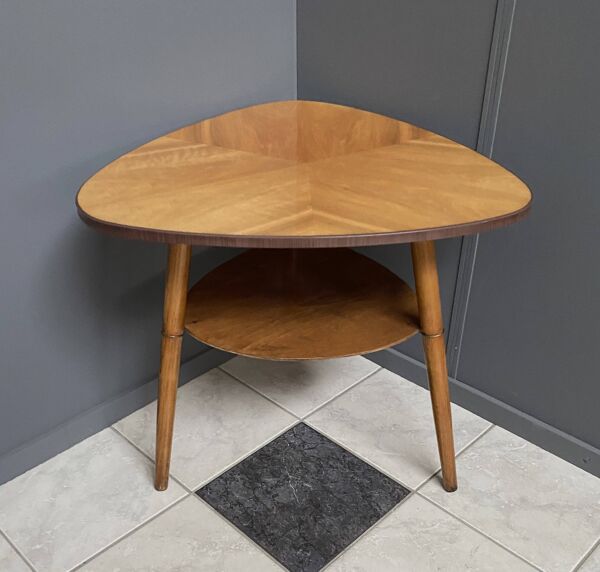Table basse triangulaire en bois massif, années 1960