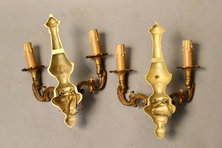 Bronze chandelier with 5 arms and its pair of 2-light wall sconces.