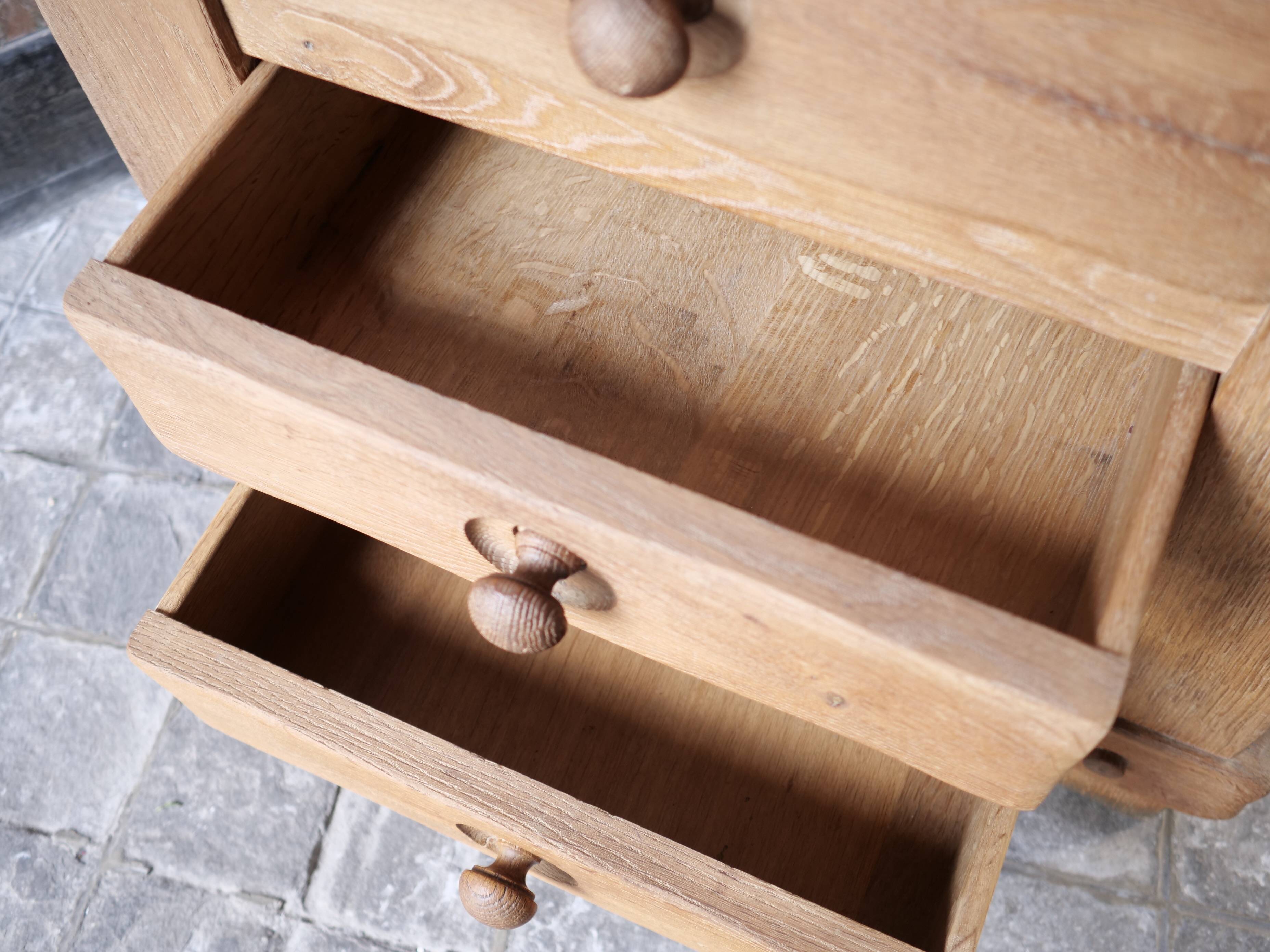 commode à tiroir brutaliste en chêne massif