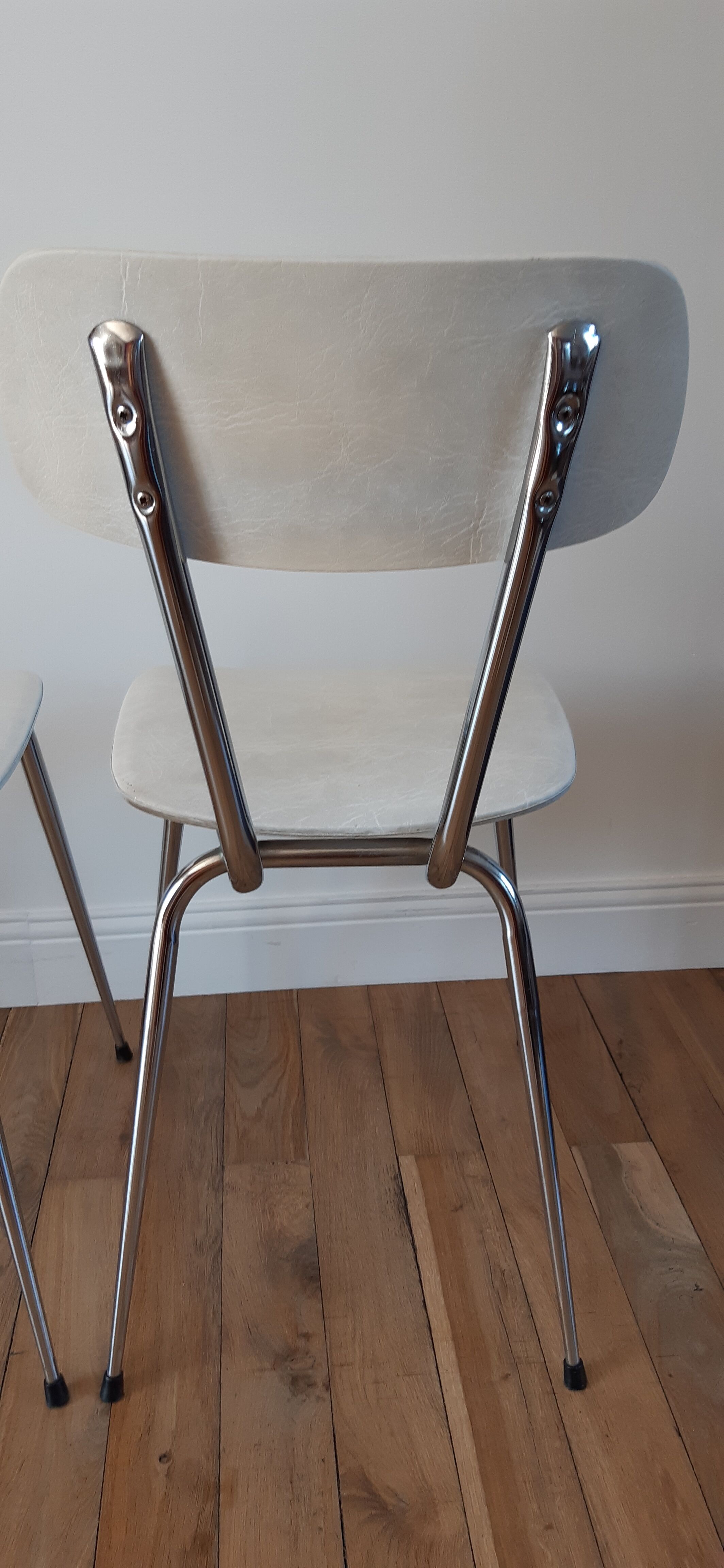 Duo of chairs in skaï, 60-70s
