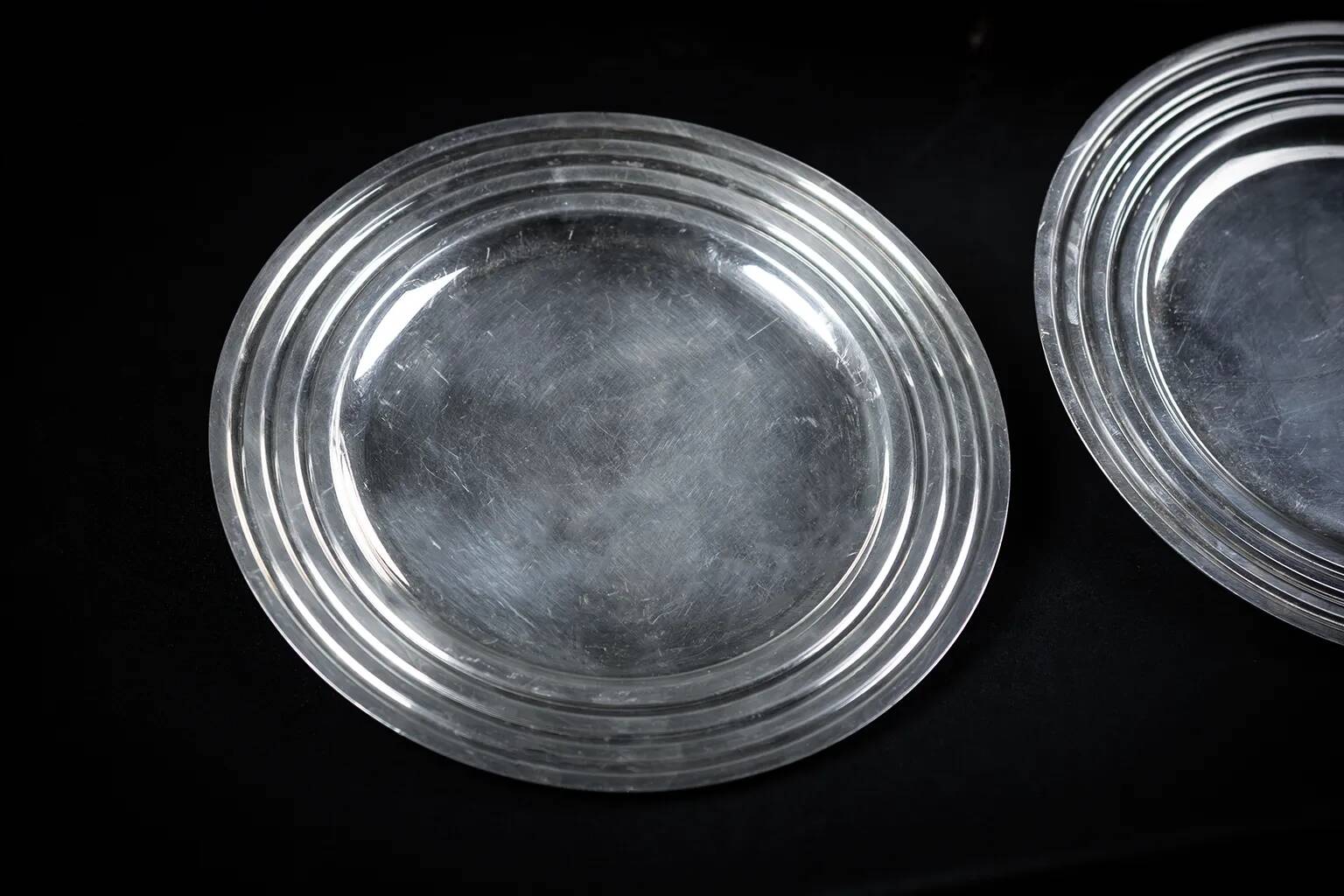 4 Assiettes Art Déco métal argenté – Christofle, Ondulations par Luc Lanel