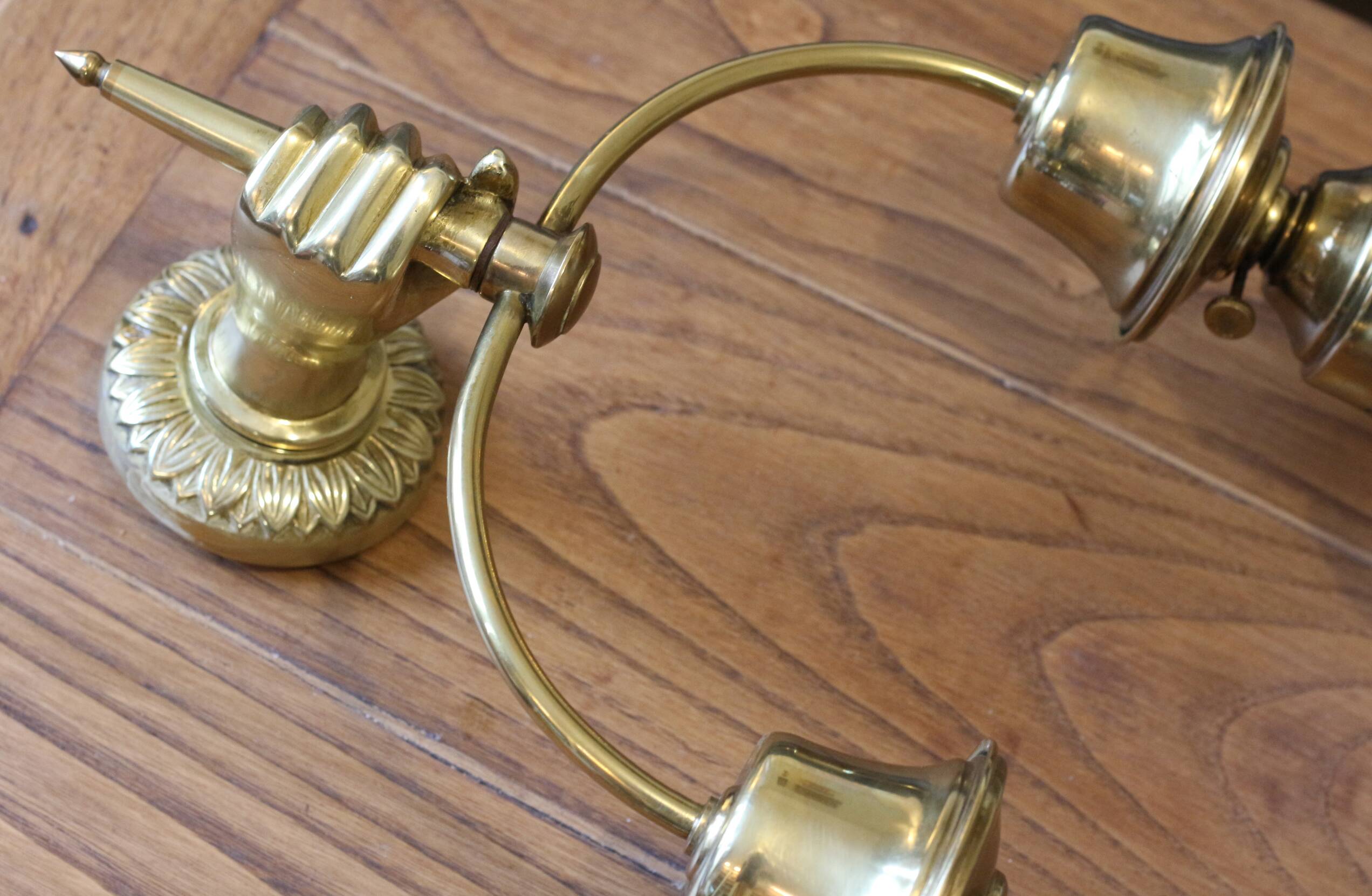 Applique en laiton ART DECO, deux globes en verre