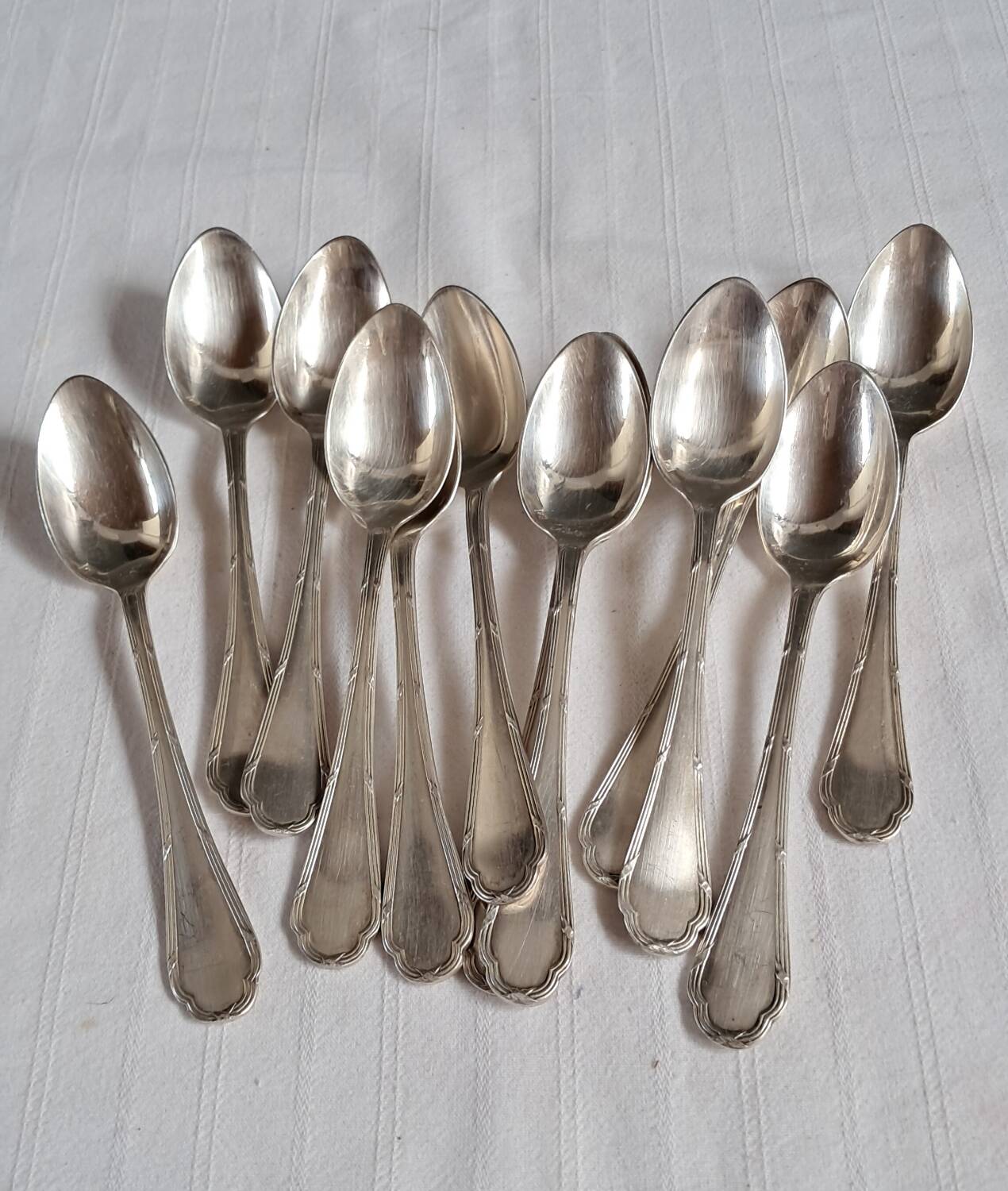 37-piece cutlery set in the liner style