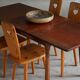 Moderne scandinave, table en hêtre avec pieds en forme de massue, Arnold Madsen, fabriquée dans les années 1940