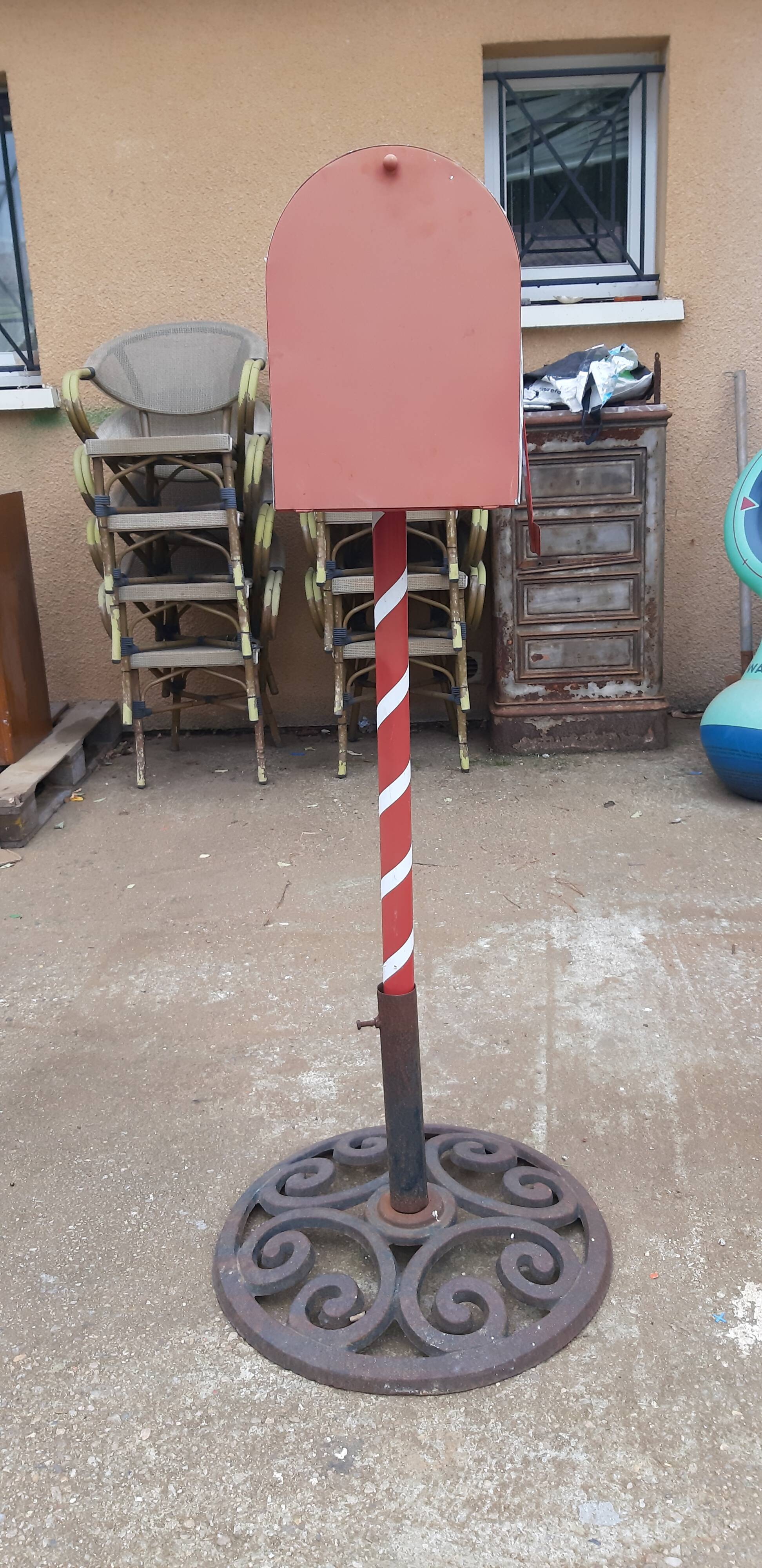 Mailbox us metal red