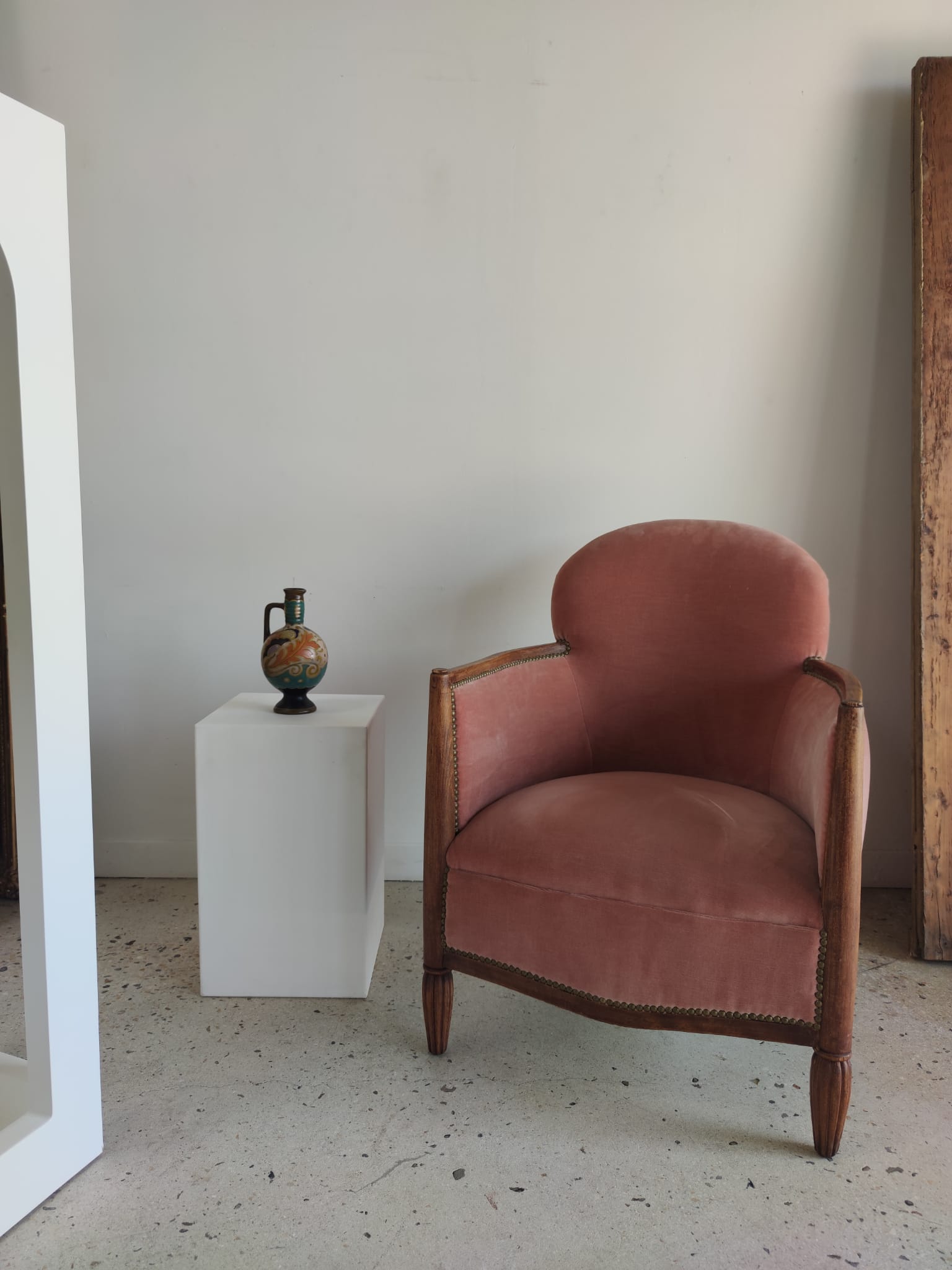 Armchair art deco pink velvet trim