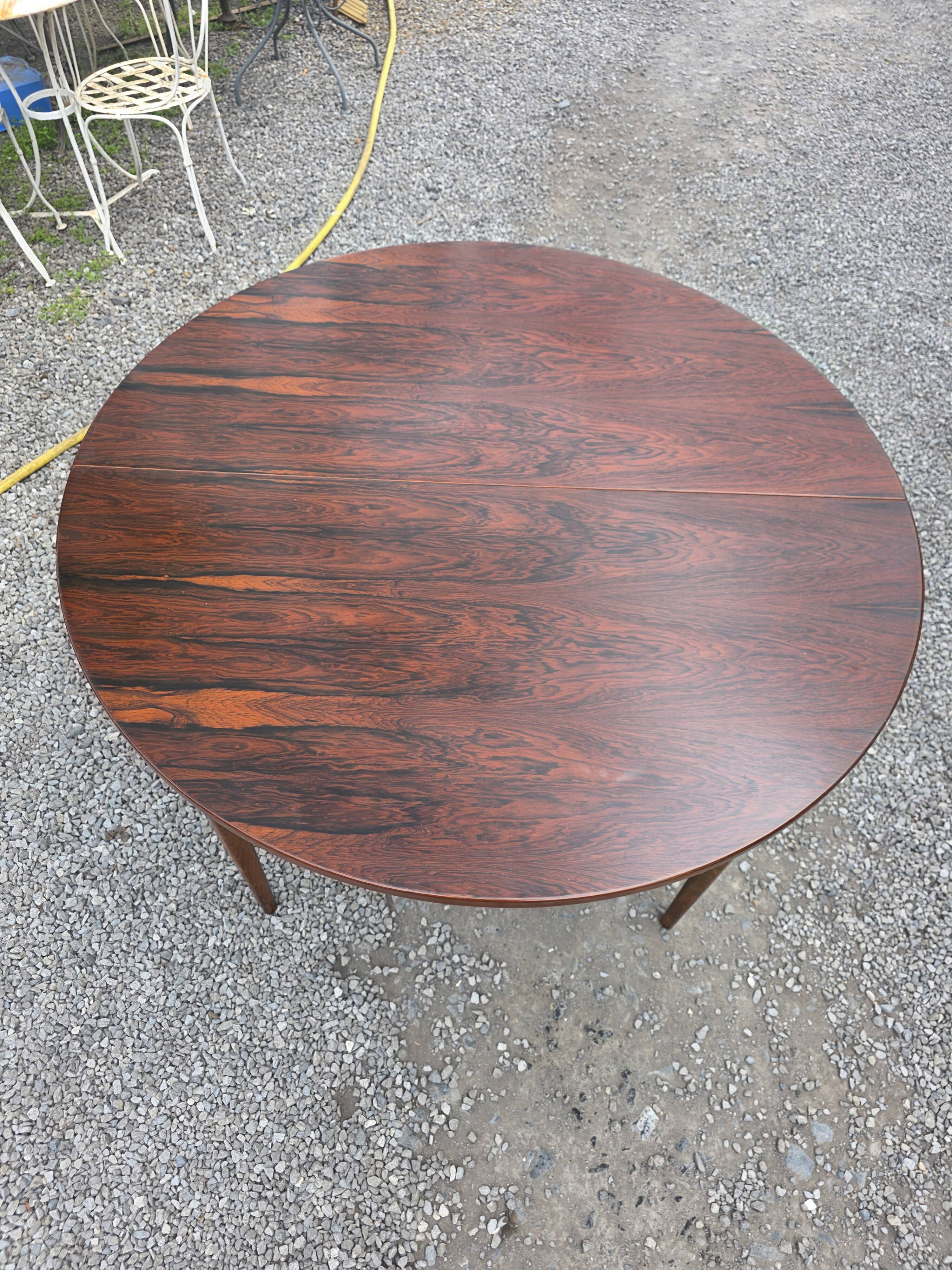 Scandinavian extendable table in rosewood from the 1960s, butterfly extension.