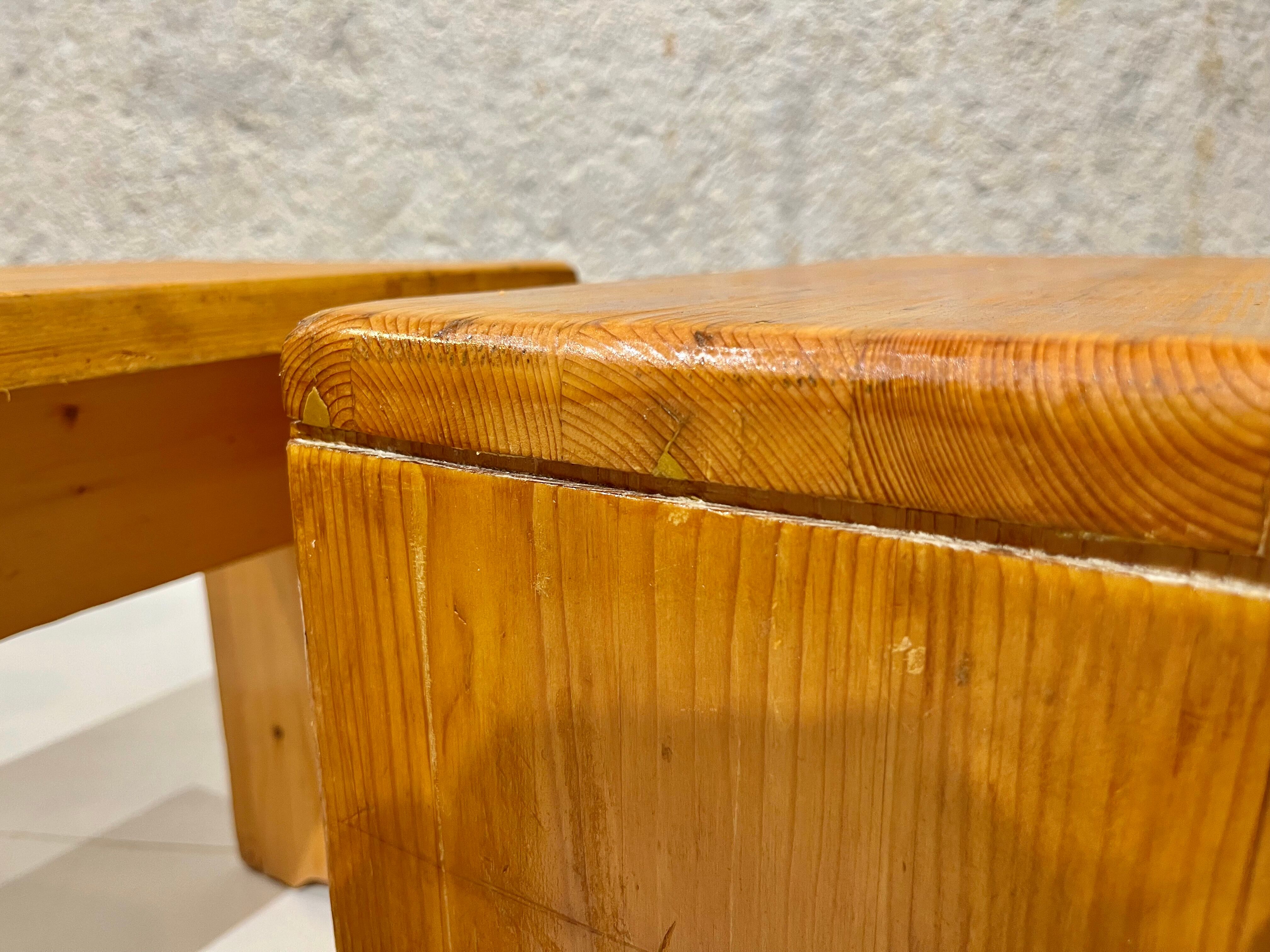 Set of 2 pine stools model "les Arcs"