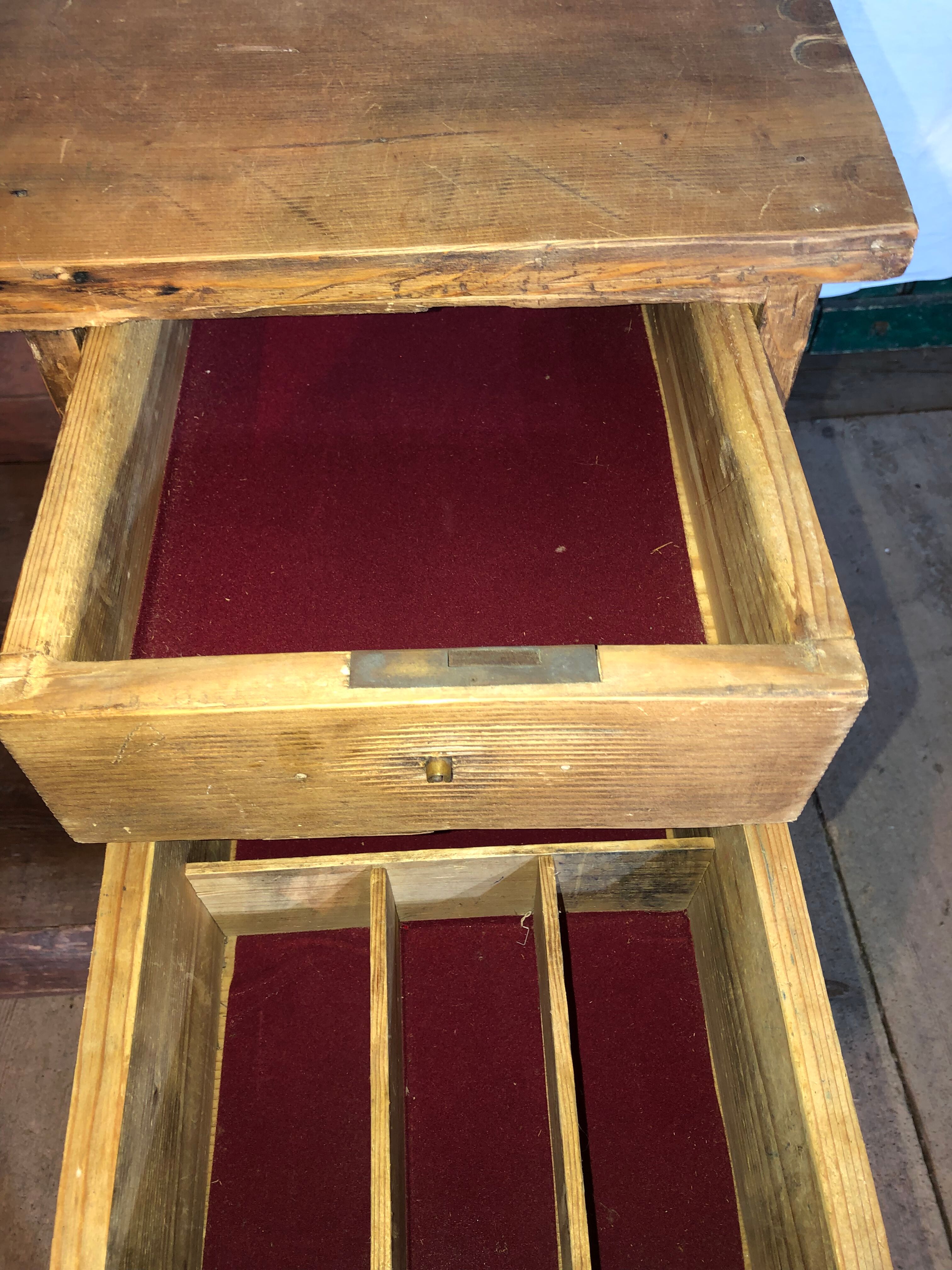 Bureau d’un maître d’école et sa chaises
