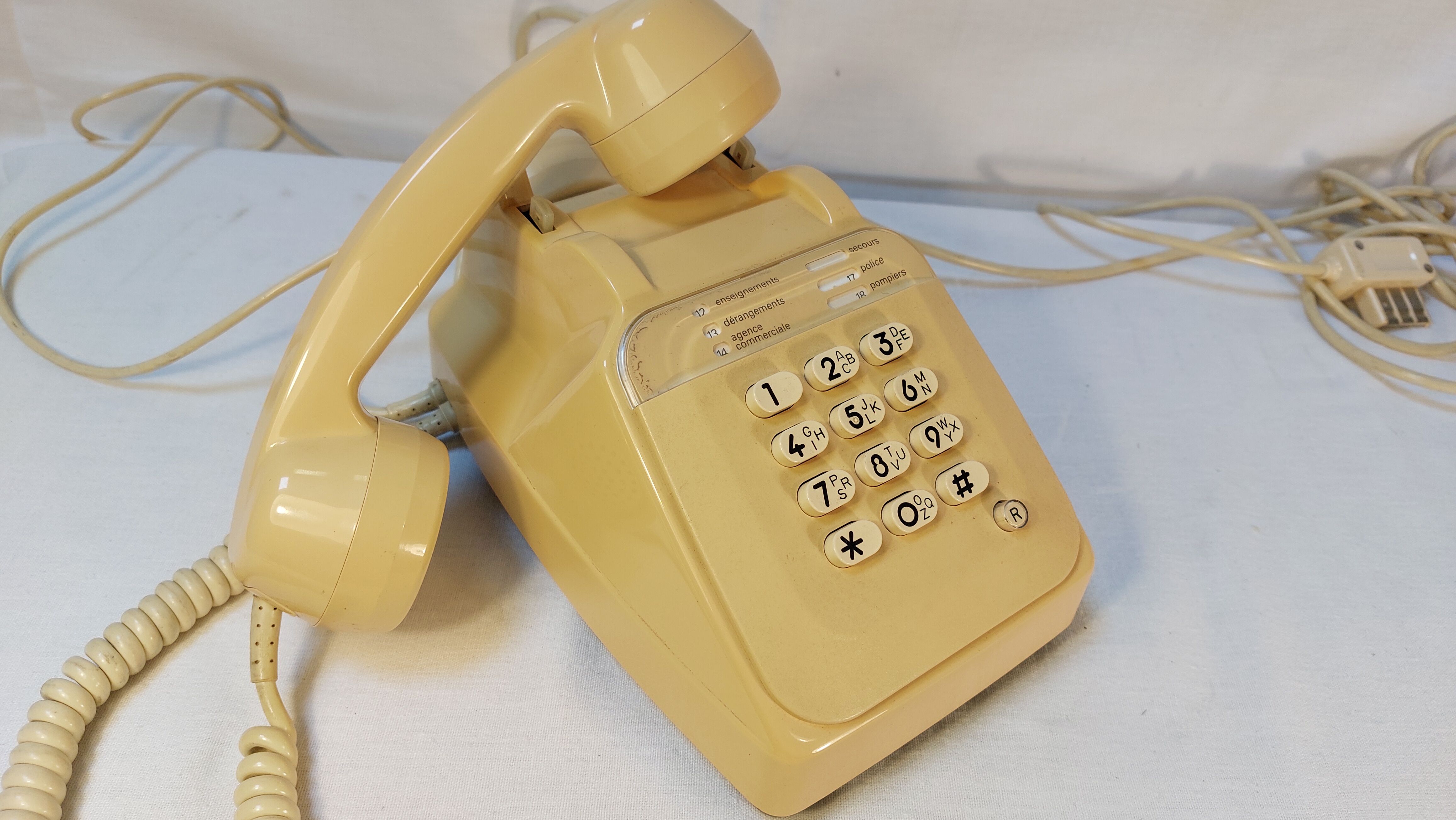Vintage phone with socotel s63 ivory keys